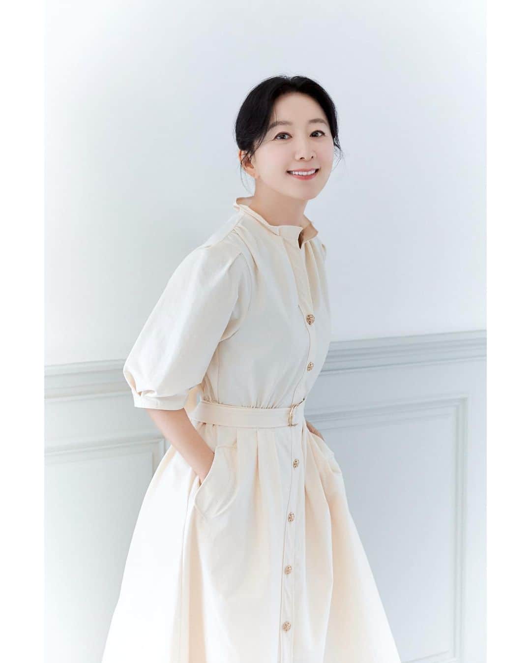 のインスタグラム：「. 안녕하세요 김희애입니다 기분 좋은 꽃향기를 가득 머금은 봄이 왔습니다 모두들 잘 지내고 계시죠?   봄소식과 함께 올해도 어김없이 제 생일이 다가오고 있네요 매년 생일마다 팬 여러분께서 보내주시는 넘치는 축하와 사랑에 그저 감사할 따름입니다  이번 생일부터는 선물과 꽃다발 대신 여러분의 마음만 받으려고 합니다 변함없이 보내주시는 진심 어린 사랑과 응원이면 충분합니다 팬 여러분이 저에게는 가장 큰 선물입니다 ❤️  저는 요즘 넷플릭스 시리즈 '돌풍' 촬영에 한창이고,  4월 14일 '퀸메이커' 공개를 앞두고 있답니다 영화 '더 문' '데드맨' '더 디너'도 개봉 예정이라고 하니 올해는 더 자주 인사드릴 수 있을 것 같아요  팬 여러분의 사랑에 저는 보다 좋은 작품과 연기로 보답하겠습니다  큰 일교차에 감기 조심하시고, 늘 건강하세요! 🌸  #KIMHEEAE #김희애 @yg_stage」