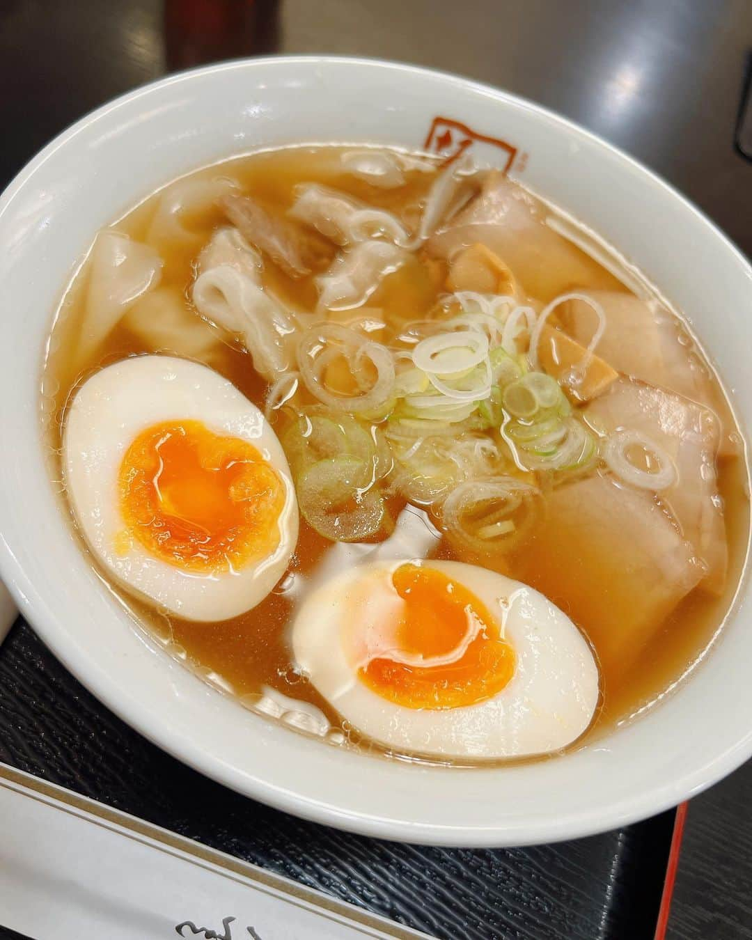 西城凛のインスタグラム：「#錦糸町グルメ #錦糸町ラーメン #りんりん食べ歩きレポ その4❤️‍🔥 . ラーメンネタは実は他にもストック(？)があるのに投稿面倒くさくて(コラ)なかなか貯めに貯めてます本日第4弾は、 みんな大好き❣️特に私は大好き❣️ #喜多方ラーメン #喜多方ラーメン坂内 です🍜 . どこにでもあるチェーン店だけど優しい優しいワンタンとこの味が好き🥰！！ ということで錦糸町のもちゃっかり行ってきました( ˙꒳¯ ) . ちなみに私はワンタン麺と味たまトッピングがデフォルトです🙆‍♀️←どうでもいい？w . . . #錦糸町ラーメン部 #錦糸町 #食レポ #食レポグラム #グルメスタグラム #ラーメン #ラーメン女子 #おいしいものは世界を救う #デ部 #デブ活 #飯テロ #飯テログラム #ラーメンは飲み物」