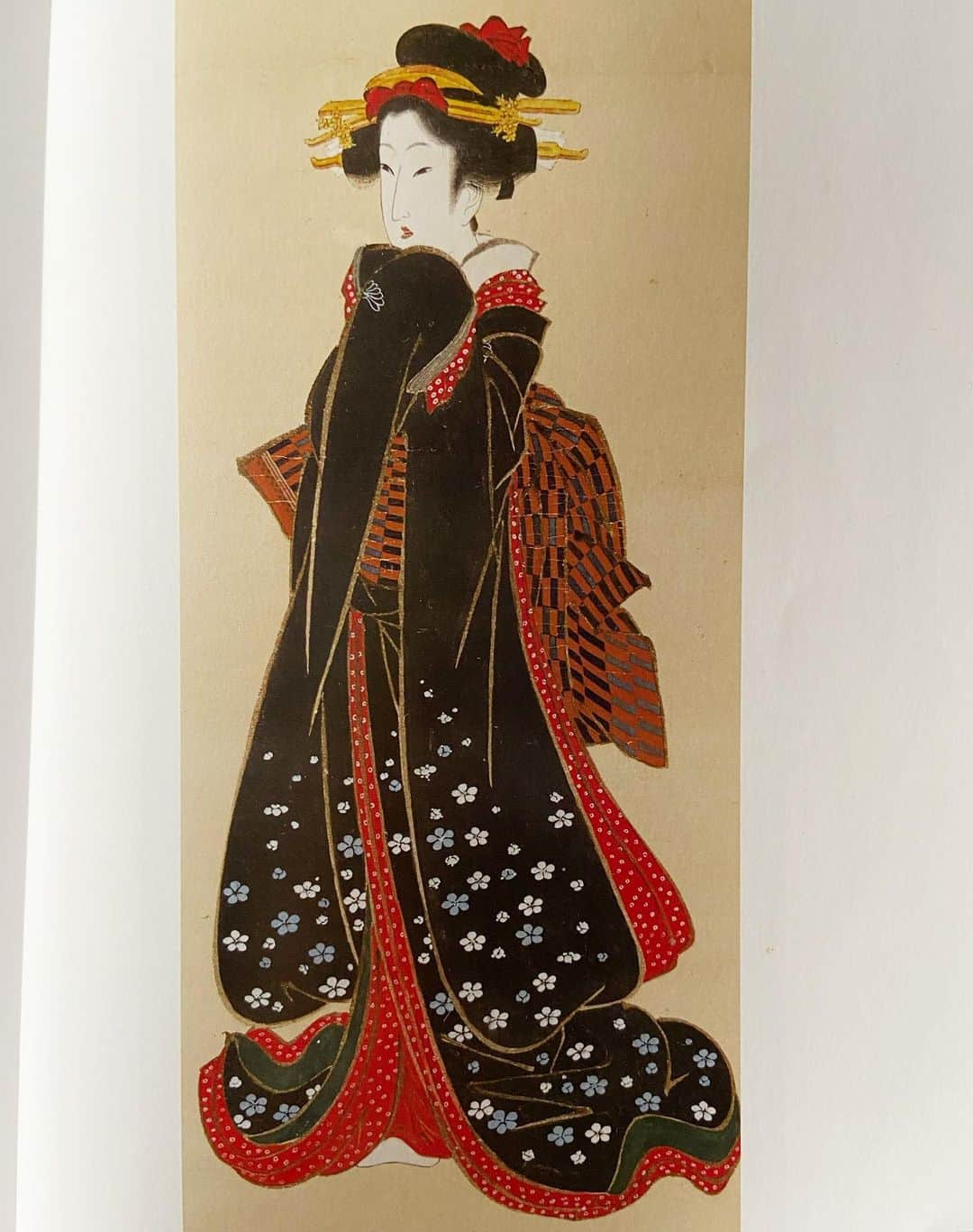おおたうにさんのインスタグラム写真 - (おおたうにInstagram)「「娘立姿」🌸 菊川英山 "Girl Standing" Kikukawa Eizan  それまでも幾つもの展覧会で浮世絵を観まくり、図録も買っていたのに、異国の画家たちがこぞって真似ていたのも知っていたのに、私も描いてみよう！とならなかったのですが、 ある日、豊国の展覧会の「ついでに」買った菊川英山先生さまの図録がッ‼️ 強烈な、「真似して描いてみたい🥺✨！！」を喚起させてくれたのです…✨ 英山まじさいこう。⇦  この女の子、描き直しても勝手にこういう顔になってっちゃうんだけど、資料によるとほんとに若い娘さんの姿なんだって。 「自然と引っ張られる」感覚も、模写あるあるでとても面白いです☺️  #桜の浮世絵 #現代の浮世絵 #浮世絵ファッション #ukiyoefashion #菊川英山 #模写　#outauni #outaunismygirl #おおたうに #🌸」3月28日 12時18分 - outa_uni