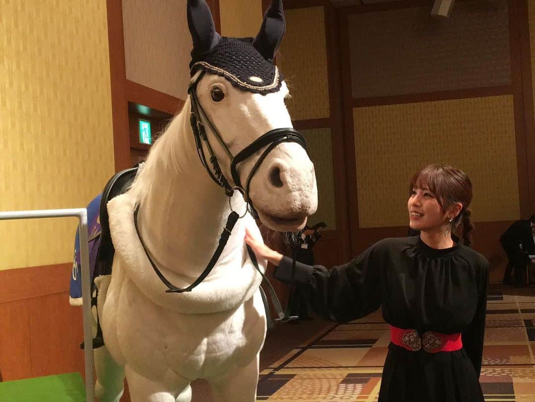 堤礼実さんのインスタグラム写真 - (堤礼実Instagram)「🐴 日曜日の放送をもちまして、みんなのKEIBAを卒業致しました！ 馬好王国から含めると、入社1年目から6年以上、競馬番組に携わらせて頂きました。 番組を通して競馬と出会い、沢山の素敵な景色を見せてもらいました。それにより私の6年間はより豊かなものになったと思います。 . 最近は一頭一頭の顔つきの違いを見るのが好きで、パドックでは身体のバランス以外に顔をチェックするのが楽しみでした。笑🐴  そんなパドックもこれからはゆっくり楽しめそうなので、今後は視聴者としてみんなのKEIBAを楽しみたいと思います🏇 番組を見て下さった皆さま、応援して下さった皆さま、本当にありがとうございました！ . #DAIGO さん #新人の頃から大変お世話になりました！ #井崎脩五郎　先生 #細江純子　さん #佐野瑞樹　アナ #山本昌　さん #ゲストとしてお越しいただいた方々 #実況アナウンサーの先輩後輩 #スタッフの皆さん #視聴者の皆さん #MKS #マジ感謝 #これにて競馬MC卒業 #堤の日々はつづく。」3月28日 12時35分 - reimi_tsutsumi1123