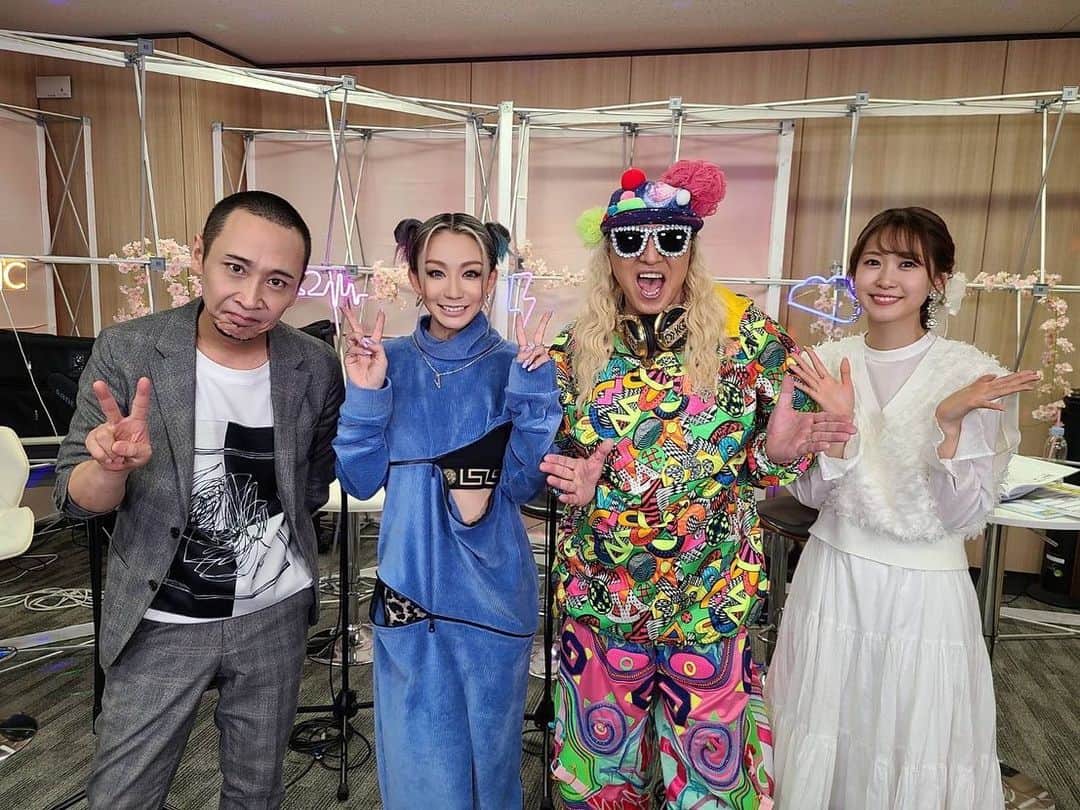 倖田來未のインスタグラム：「. KOOちゃんがカラフルに来ると思って髪の毛少しカラー混ぜてみたんですが、全く勝てませんでした笑笑 ⁡ スタイリストさんが同じ、にぺっこなのですが、こーちゃんのファッションどんな感じ？と聞いたら、世界中のカラーを全て持ってきましたって感じですと言われたんですが。 まさにそうでした笑笑 ⁡ 皆さんありがとうございましたー！ ⁡ #KOOfes #kodakumi #倖田來未」