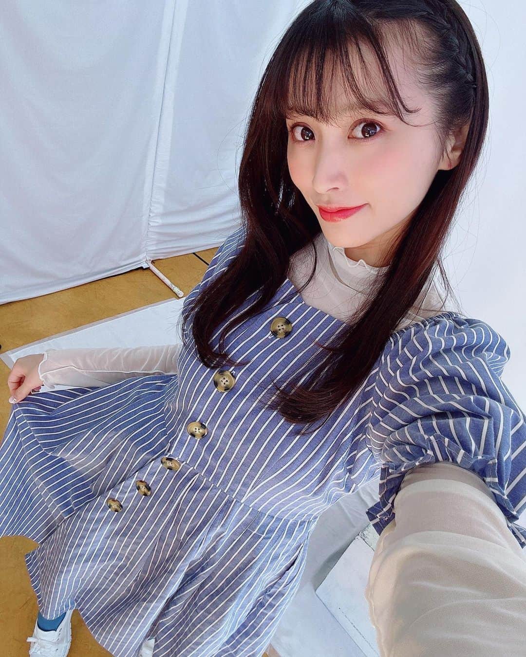 根岸愛のインスタグラム：「👗✨👗 . MUSICAL 「追憶のアンブレラ ～VOICE 2023～」 2023年4月5日〜9日開催🎉 Wキャストなので私は 4月5日19:00〜 4月7日19:00〜 4月8日13:30〜/18:00〜 こちらの4公演に出演します🫶 歌にダンスに手話にも挑戦！ お待ちしております🥳 #VOICE2023 #ミュージカル #ビジュアル撮影  #衣装  #セイミー 役」