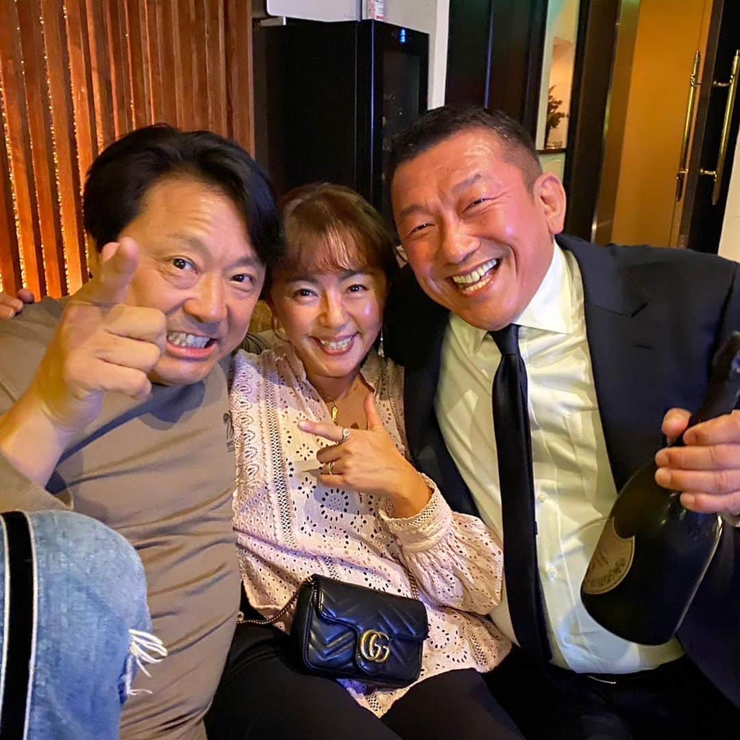 田中律子さんのインスタグラム写真 - (田中律子Instagram)「時差投稿📷 しょうたさんのBDお祝い🥂NPO法人アクアプラネット　@aqua_planet35  のサンゴ保全にサポートしていただいている平田社長の @kyohira1010 お寿司屋さんに行ってきました🍣  銀座鮨水天一碧　@suiten.ippeki  イケメン大将の美味しいお寿司に、お酒もすすんじゃいます🍶  お寿司の後は、トヨちゃんの　@romeo.toyo お店銀座ROMEO🍾何本シャンパン開いたんだろ🤣🤣🤣トヨちゃんからプレゼントにいただいた、CBD入りのクリームが最高良すぎ　@asigan_cbd ありがとー❤️  みなさま、ホントにいつもありがとうございます🙏  #銀座鮨水天一碧  #銀座romeo  #npo法人アクアプラネット  #サンゴ保全  #いつもサポートありがとう  #asigan」3月28日 12時50分 - ri2kotanaka