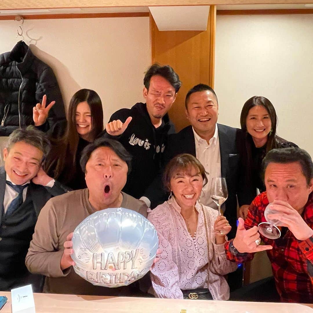 田中律子さんのインスタグラム写真 - (田中律子Instagram)「時差投稿📷 しょうたさんのBDお祝い🥂NPO法人アクアプラネット　@aqua_planet35  のサンゴ保全にサポートしていただいている平田社長の @kyohira1010 お寿司屋さんに行ってきました🍣  銀座鮨水天一碧　@suiten.ippeki  イケメン大将の美味しいお寿司に、お酒もすすんじゃいます🍶  お寿司の後は、トヨちゃんの　@romeo.toyo お店銀座ROMEO🍾何本シャンパン開いたんだろ🤣🤣🤣トヨちゃんからプレゼントにいただいた、CBD入りのクリームが最高良すぎ　@asigan_cbd ありがとー❤️  みなさま、ホントにいつもありがとうございます🙏  #銀座鮨水天一碧  #銀座romeo  #npo法人アクアプラネット  #サンゴ保全  #いつもサポートありがとう  #asigan」3月28日 12時50分 - ri2kotanaka