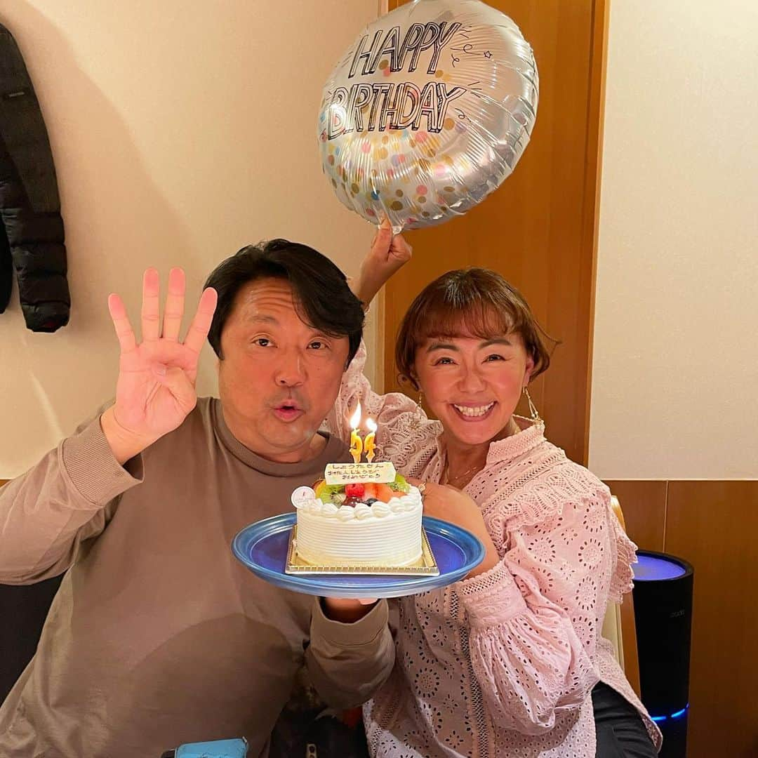 田中律子さんのインスタグラム写真 - (田中律子Instagram)「時差投稿📷 しょうたさんのBDお祝い🥂NPO法人アクアプラネット　@aqua_planet35  のサンゴ保全にサポートしていただいている平田社長の @kyohira1010 お寿司屋さんに行ってきました🍣  銀座鮨水天一碧　@suiten.ippeki  イケメン大将の美味しいお寿司に、お酒もすすんじゃいます🍶  お寿司の後は、トヨちゃんの　@romeo.toyo お店銀座ROMEO🍾何本シャンパン開いたんだろ🤣🤣🤣トヨちゃんからプレゼントにいただいた、CBD入りのクリームが最高良すぎ　@asigan_cbd ありがとー❤️  みなさま、ホントにいつもありがとうございます🙏  #銀座鮨水天一碧  #銀座romeo  #npo法人アクアプラネット  #サンゴ保全  #いつもサポートありがとう  #asigan」3月28日 12時50分 - ri2kotanaka