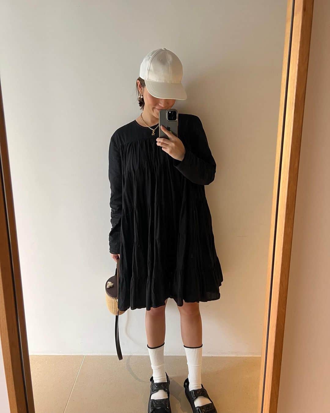 のインスタグラム：「取れなかったシミを隠すために染め直しに出した @merlettenyc のワンピース♥︎ 赤のワンピースを黒にしました☺︎  キャップは @rosy_monster の新作♡♡♡  #ootd #fashion #coordinate #maternityfashion #マタニティコーデ #rosymonster #merlette #CHANEL」