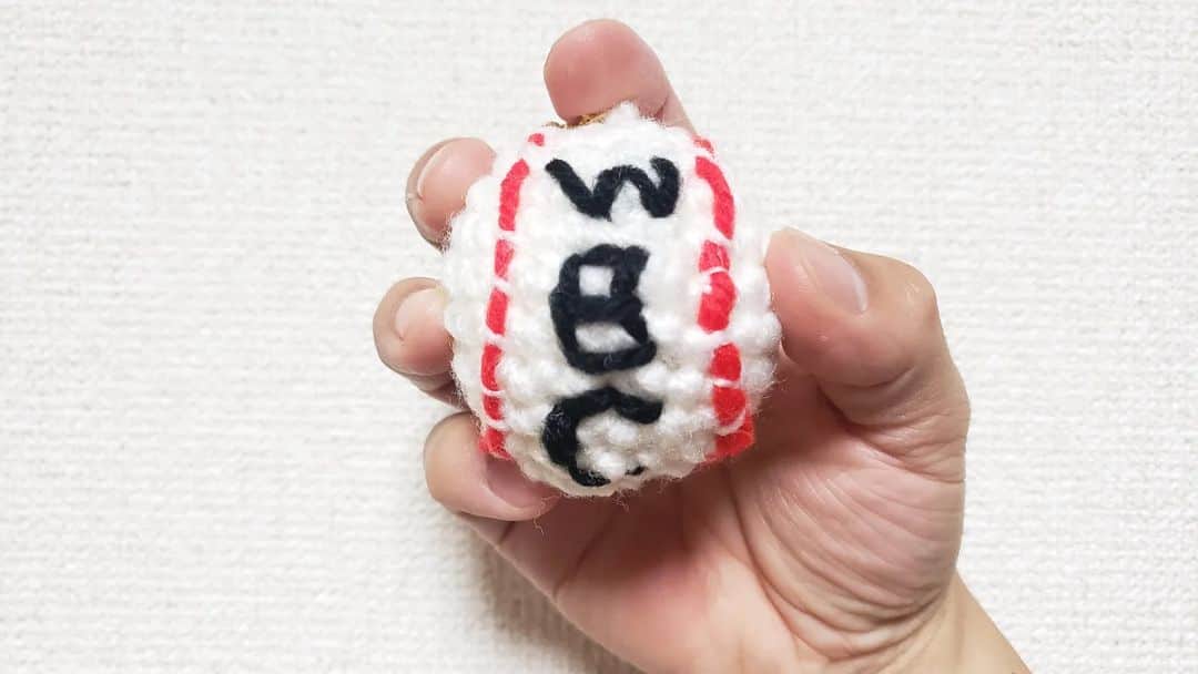 アイパー滝沢さんのインスタグラム写真 - (アイパー滝沢Instagram)「新作編み物作品No.102 「WBCウイニングボール」です。 あの最後の1球です。本物です。【よしもとダーツ部】で月イチで開催してるアイパーカップの優勝賞品。毎回アイパーさんの新作が賞品ホゥ。 ちなみにアイパーさんは今回も1回戦負けホゥ。誰かダーツ教えてホゥ。 #knitting #Crochet #handmade #ハマナカ #ボニー #編み物 #かぎ針編み #WBC2023 #大谷ウイニングボール #よしもとダーツ部 #アイパー滝沢 #編み物芸人 #よしもと芸人 #吉本興業 #あみぐるみ #大谷翔平」3月28日 12時59分 - t.aipa