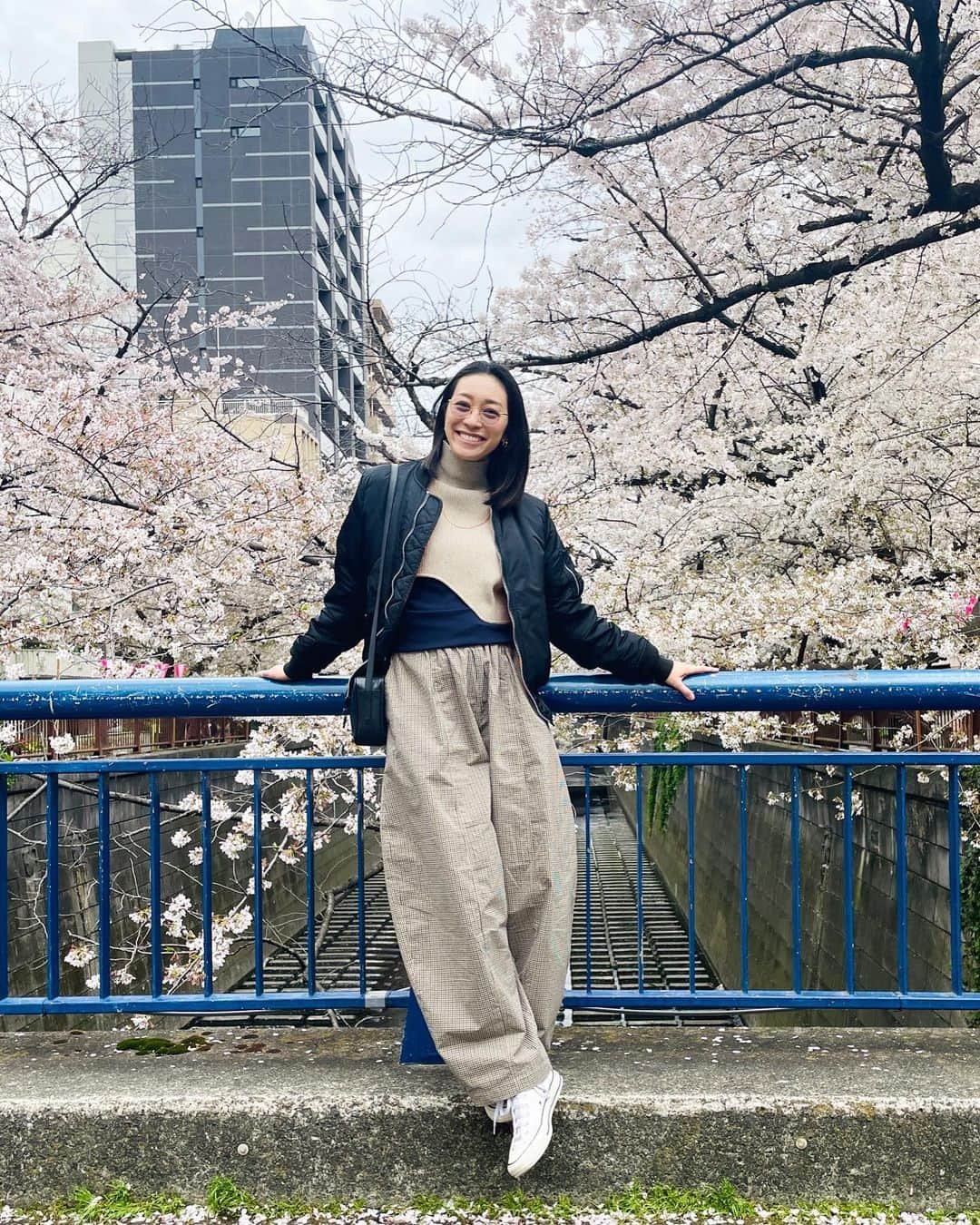 熊澤枝里子のインスタグラム：「・ 今年のお花見🌸 やっと賑やかになり、日常が戻ってきたかのようで嬉しいな😊  この日の服は全身 @herin.cye でした🧡  イケてるデザインのコーヒー屋さん☕️  お花見ついでに、観たかった映画も🎬 『RRR』 ものすごいエネルギッシュで、見終わった後はジェットコースターに乗って疲れてぐったりだけど楽しかった感。 笑起承転結でいうと起起起起起結、みたいな印象でした🤣  映画観にふいに置かれていた、ムーミンライトが可愛いかった。  そんな穏やかで楽しい一日☺️  #お花見日和🌸 #クマフク」