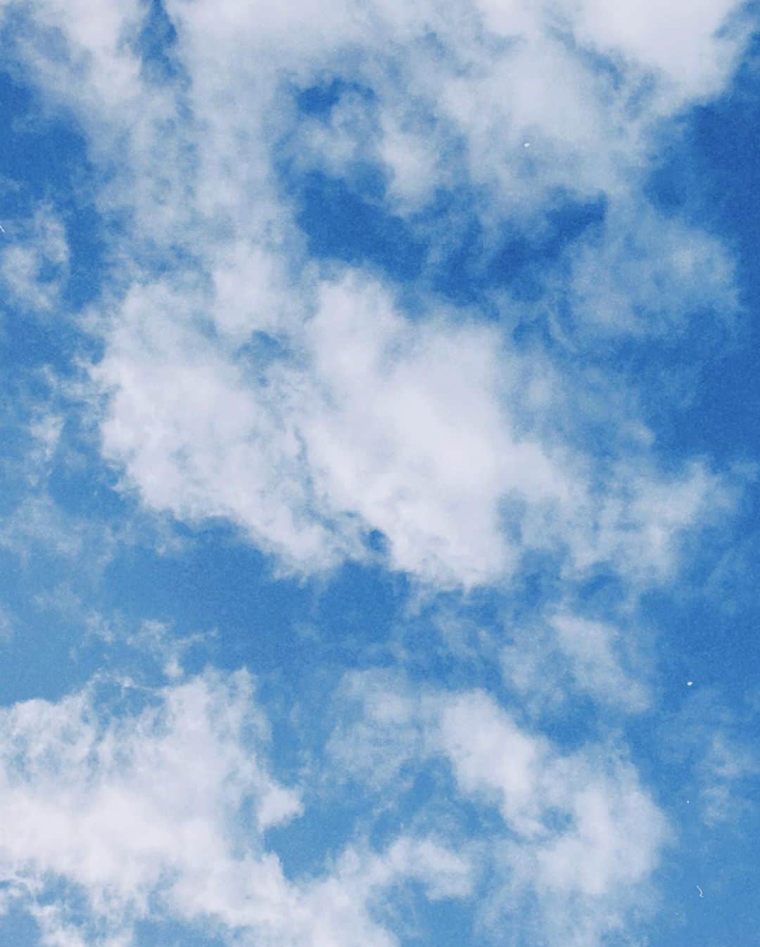 滝裕可里さんのインスタグラム写真 - (滝裕可里Instagram)「地球の上で寝転がるの最高😆✨ こういうのをアーシングって 言うらしいよっ🌎🌍🌏」3月28日 18時43分 - takiyukari_official