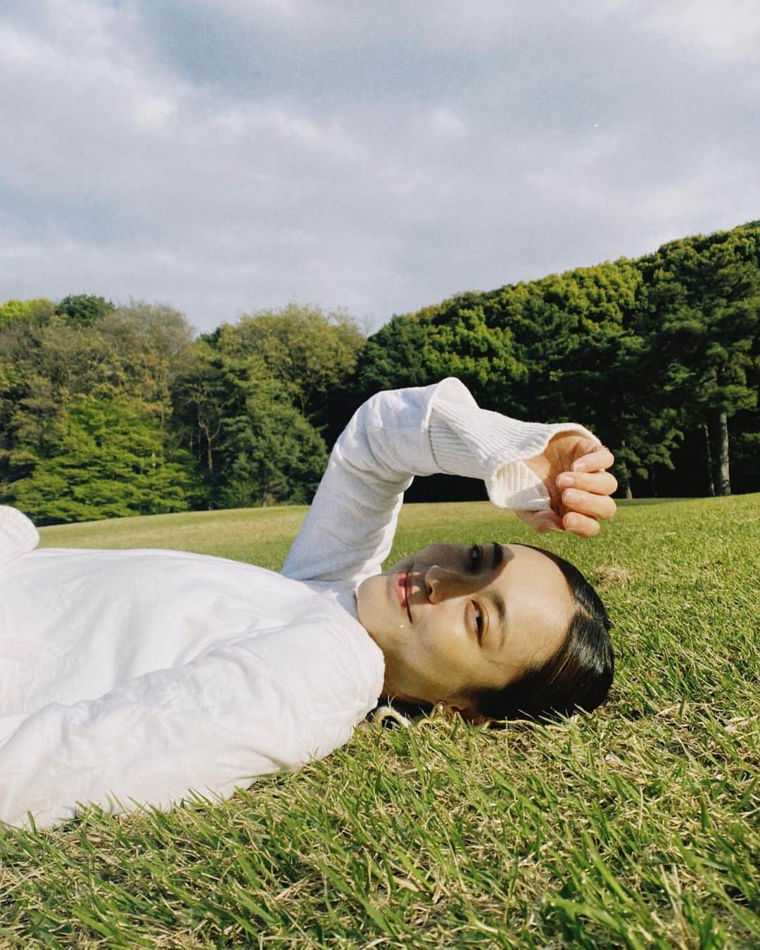 滝裕可里さんのインスタグラム写真 - (滝裕可里Instagram)「地球の上で寝転がるの最高😆✨ こういうのをアーシングって 言うらしいよっ🌎🌍🌏」3月28日 18時43分 - takiyukari_official