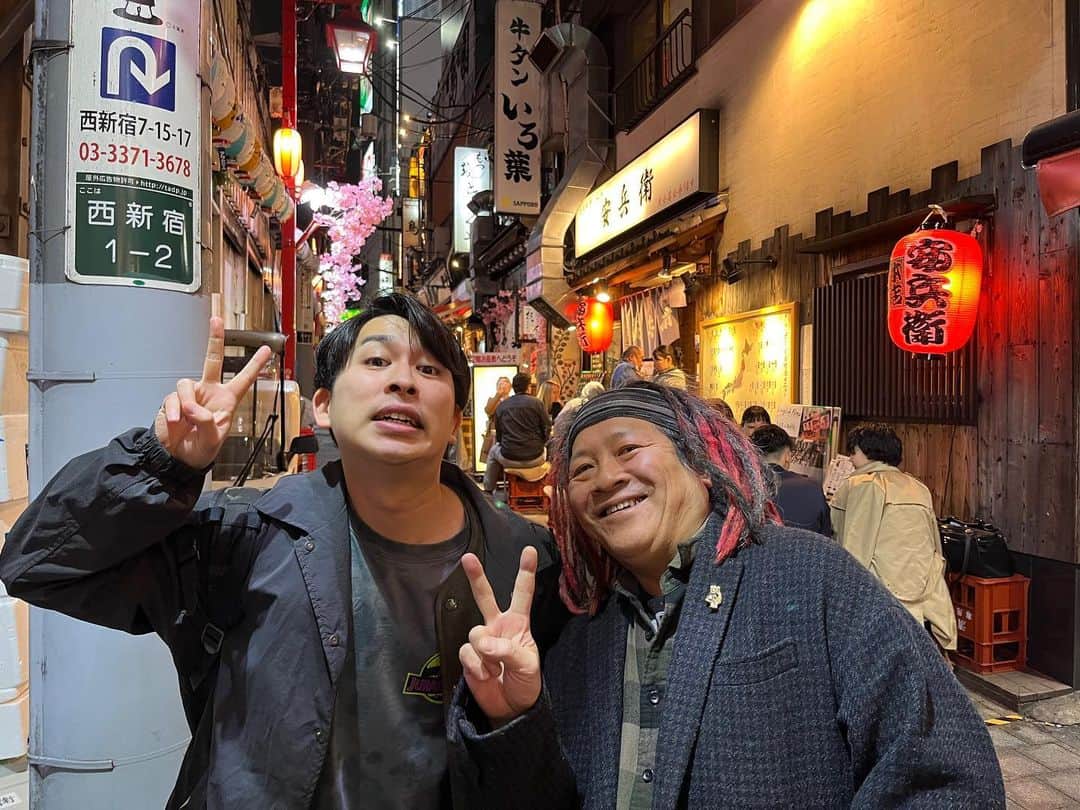 斉藤正伸（ジャガモンド）のインスタグラム：「@yoshikitakahashi 高橋ヨシキさんと。  1枚目は思い出横丁に連れて行ってもらった時の。  2枚目は急に寝てしまい、撮ったら異世界に飛んでいきそうなエフェクトがかかっちゃったヨシキさん。  #高橋ヨシキ #クレイジーカルチャーTV #ジャガモンド斉藤 #映画YouTube」