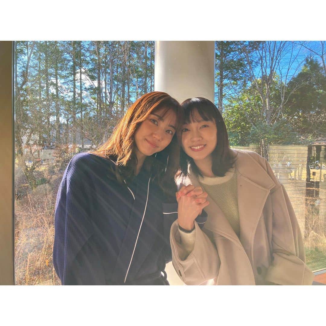 山谷花純のインスタグラム：「ドラマ『親友は悪女』最終話の放送が終わり解禁されました。  地上波にて再放送されます。 4/11（火）深夜3時25分（予定）スタート。  くるみと二人三脚で駆け抜けた作品。  疑い防御壁で跳ね除け身を守るのは簡単な事。傷も最小限で済む。 ただ、その概念を取っ払ってでも壁の内側へ招き入れ抱きしめたくなる存在が家族であり親友なのかなって思う。  繋ぎ続けていきたいと思ってしまったこの手を温めていきたいです。  4月からも引き続きよろしくお願いします。  #親友は悪女 #清水くるみ #山谷花純」