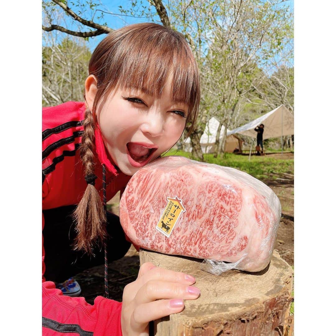 中川翔子さんのインスタグラム写真 - (中川翔子Instagram)「4キロの肉、解凍中☀️   #肉  #meat  #キャンプ  #中川翔子  #しょこたん」3月28日 13時30分 - shoko55mmts