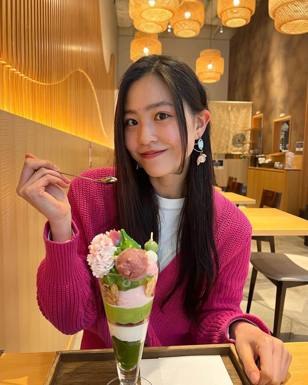 藍井柚來のインスタグラム：「ずっとずーーーーっと食べたかった桜のパフェ🥲🌸✨  いとこと西条園 抹茶カフェに行ってきました🎶 柚來が食べたのは｢sakura咲く抹茶パフェ｣です🌸💚✨ 大きくて食べ切れるか心配だったんですけど、気づいたら無くなってました🤷🏻‍♀️笑 ペロッと食べ切れちゃいました✌🏻 桜の甘い餡子と濃い抹茶のソフトクリームがよく合うの✨ 桜の塩漬けもとってもいいアクセントになっていて最高でした🥲✨ 食べ進めていくと、抹茶のムースや抹茶ゼリー,マスカルポーネチーズのクリーム,コーンフレークなどが出てきて、それも順番が工夫されて、こんなにも大きくてボリュームがあるのに飽きずに、むしろ食べ進めていけばいくほどもりもり食べられるようなパフでした😳✨  小さい時から桜は好きだったんですけど、大きくなってからさらに好きになっていて自分でもびっくりしてます😂笑  今、｢1番好きな花はなんですか？｣って質問されたら迷わず、｢桜です🌸🫶🏻💖💖💖｣って答えると思う😂 それくらい桜が大好きです🌸  とっても美味しくて幸せな気持ちにさせてくれるパフェを食べられて柚來は幸せ者です💭💖   #抹茶スイーツ   #抹茶カフェ   #抹茶パフェ   #抹茶好き   #桜スイーツ   #さくらスイーツ   #桜パフェ   #西条園  #西条園抹茶カフェ   #名古屋カフェ  #名古屋グルメ   #名古屋パフェ   #名古屋スイーツ  #愛知県カフェ   #愛知県グルメ   #愛知カフェ   #愛知グルメ   #愛知パフェ   #スイーツ  #パフェ  #sakura   #cherryblossom   #sweets」