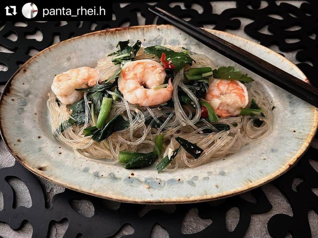 のインスタグラム：「美味しそうです🦐🤤 #Repost @panta_rhei.h with @use.repost ・・・ ・　#レシピあり  <ニラとエビのヤムウンセン>  エビはプリ！ ほんのりピリ辛で、ニラとミツバの風味が最高！  やめられない！止まらない！ 一人で2人前食べちゃうやつ😆  連載レシピ、3月のメニューです。 レシピは　3/27ブログ、 プロフ欄リンク一覧先のすこやかゴハンより直リン中！ #everydayすこやかゴハン   ニラは通年出回りますが、旬は3月～5月頃。ニラには抗酸化作用のあるアリシン、βカロテン、ビタミンE、葉酸もたっぷり！  なんとなく、冷菜のイメージがありますが、 ヤム（和える）ウンセン（春雨）はタイ料理の温菜で、温かいうちにいただきます😊  …… 2020年4月より、サンケイリビング大阪、神戸様 web版(ほぼ毎月紙面掲載もあり)にて レシピの連載を、担当させていただいております😊  「everyday すこやかゴハン」 身体に優しい地中海式食事法を、 皆様の普段の食卓に、 お手軽に取り入れていただける内容で、ご紹介中！  私たちの体を作るものは、食べ物です。 特別な食材でなくても、 簡単に、おいしく、元気に楽しく過ごす！ そんなお手伝いができますように🍀  …… 引越し、退去の掃除、東京出張、 👦🏻の部活の演奏会２連続。  １週間、なかなかビッシリなスケジュール。 無理なダイエットではなく、 太りにくいメニュー、食べ方で きちんと食べて、元気に過ごす🍀  そんな食習慣で、明日からの仕事三昧も 楽しく取り組みたいです😊  …物理的に時間がないので、 コメントOFFのまま🙏🙏🙏  #ヤムウンセンレシピ  #簡単レシピ  #ヘルシーレシピ   #依藤亜弓　 #tudukuレッスン  #ヘルシーメニュー　 #地中海式食事法  #地中海式ダイエット　#クロワッサン大人のうつわ部  #コウホ窯  #クスパ #クスパ公認インスタアンバサダー #ellegourmet  #エルグルメ  #フーディーテーブル #foodietable  #おうちごはん #おうちごはんlover #IGersJP  #instafood #lin_stagrammer  #fitfoodieslife  #healthyfood  @cookingschoolpark」