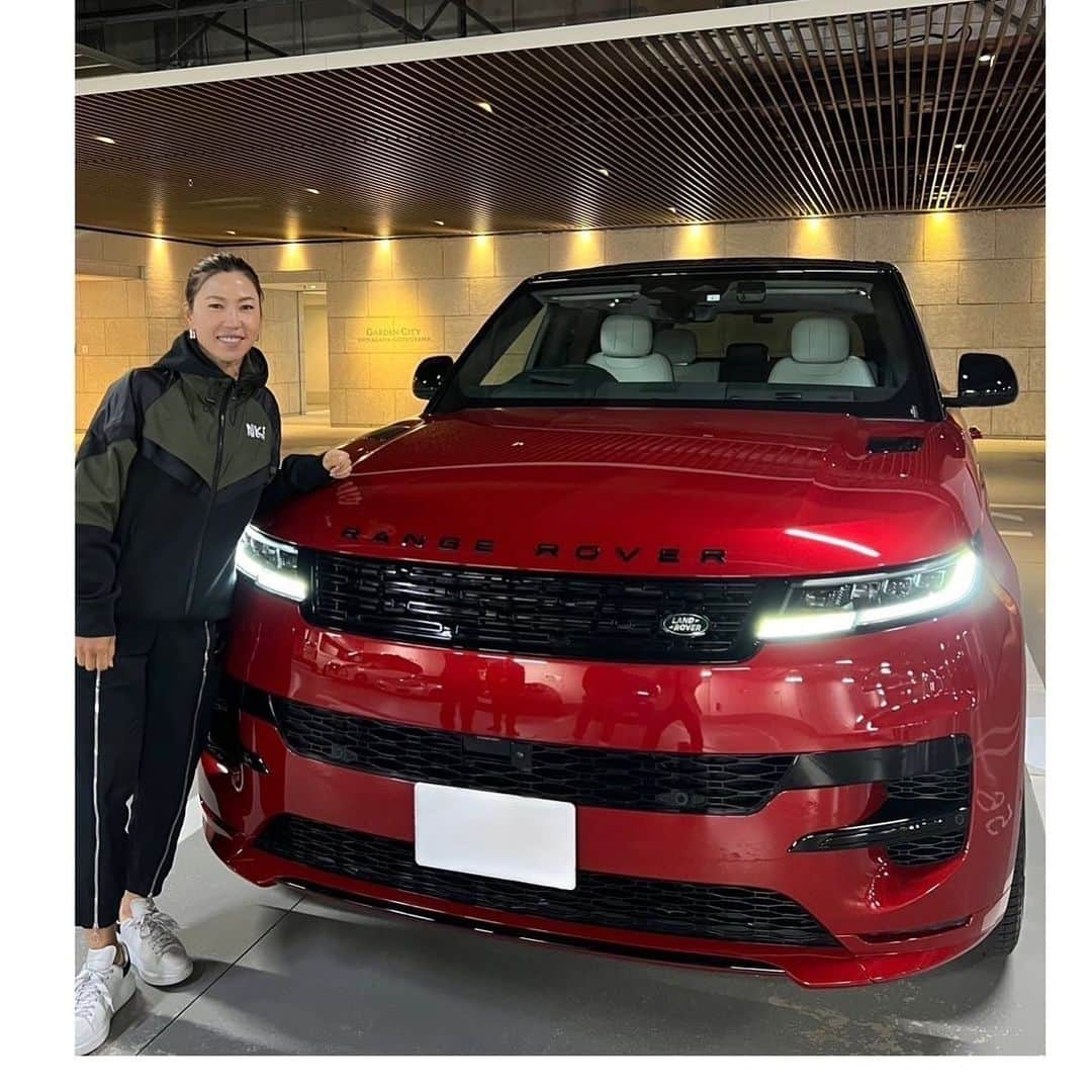 上田桃子さんのインスタグラム写真 - (上田桃子Instagram)「相棒ですっ🚗❤️‍🔥 赤✖︎黒がめっちゃカッコいいです。  今年からランドローバーさんと契約させていただいてます🫡🔥‼️  レンジローバースポーツはずっと乗りたかった車なのでこれからの運転が楽しみです❤︎  長距離運転もこれなら快適だー❤️‍🔥❤️‍🔥❤️‍🔥  #landrover #landroversports  #相棒」3月28日 13時45分 - momoko3030