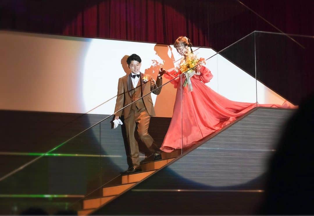 のインスタグラム：「ドレスが映える階段入場👗  @fiorebianca_wedding  @cocon.by.chloriscinq   ............................................................ 【2022年口コミ7年連続受賞】  \ゲスト満足度❤︎鹿児島県No.1/  ▪︎天空からまばゆい光が降り注ぐ 純白のチャペル ▪︎鹿児島中央駅・天文館から近い 鹿児島唯一の好立地 ▪︎完全貸切の空間で 特別感に包まれた心地よい1日を .......................................................... スタッフブログやㅗ 卒花レポート 会場見学 こちらからご覧いただけます♩  ▶︎ @thepeak_wedding トップページURLの 公式HPより、、、❤︎  #鹿児島#鹿児島花嫁 #ザピークプレミアムテラス #2023春婚 #2023夏婚 #2023冬婚 #wedding#ウェディング#家族婚ウェディング #親族婚 #親族結婚式 #少人数婚 #ウエディングブーケ #ナチュラルウエディング #大人ウエディング #花嫁さんの力になりたい #ウエディングフォト #おしゃれウエディング #カメラ #天文館 #コロナ対策 #ドレス迷子 #ブライダルヘア #結婚式アイディア #鹿児島結婚式#鹿児島結婚式場」