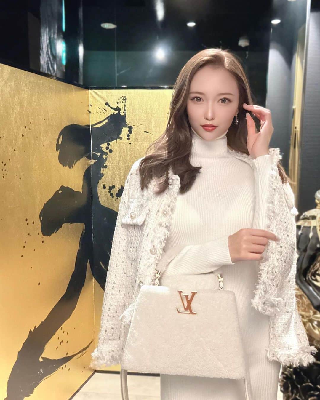 山下舞のインスタグラム：「天波 韓国料理 ⁡ 韓国料理でこんな豪華雰囲気は初めて🫢✨ 真っ白で行った私って最強よね？🐻‍❄️ ⁡ ⁡ ⁡ #天波#北新地#韓国料理#会員制#豪華ディナー #キムチ好きな人と繋がりたい#韓国料理大好き #ホワイトコーデ#ニットワンピース#ヴィトン #カプシーヌ#もこもこバッグ#冬服コーデ」