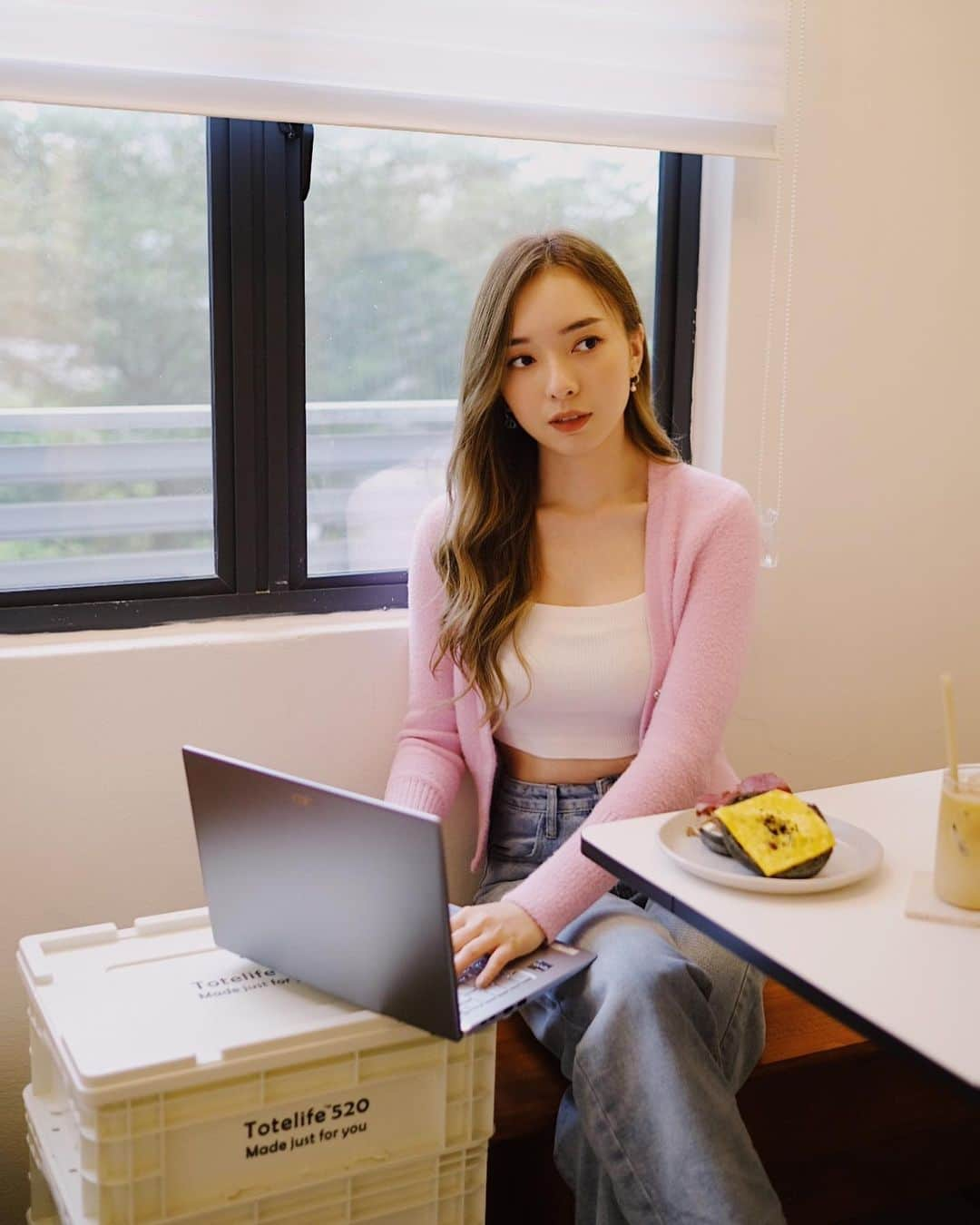 STEPHY YIWENさんのインスタグラム写真 - (STEPHY YIWENInstagram)「💓☕️💻  Acer Swift 3 OLED 仅重1.4公斤 是一款轻巧便携的笔电。 提供长达10 小时的电池续航力 可随时随地的使用。  预了解更多可以到 Acer online store 也可以到Shopee 官方网店购买呀！  Get more. Do more. With a complete PC.  #MyAcer #Acer #Swift3OLED #Windows11 #OPI #WindowsOPI」3月28日 13時56分 - stephyyiwen