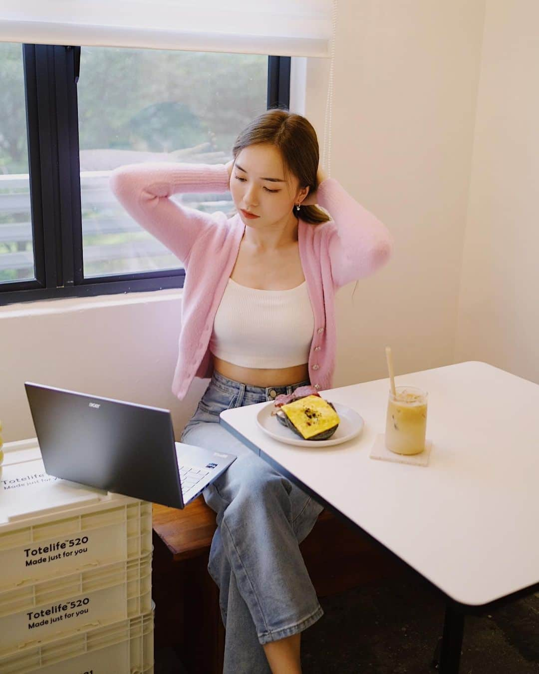 STEPHY YIWENさんのインスタグラム写真 - (STEPHY YIWENInstagram)「💓☕️💻  Acer Swift 3 OLED 仅重1.4公斤 是一款轻巧便携的笔电。 提供长达10 小时的电池续航力 可随时随地的使用。  预了解更多可以到 Acer online store 也可以到Shopee 官方网店购买呀！  Get more. Do more. With a complete PC.  #MyAcer #Acer #Swift3OLED #Windows11 #OPI #WindowsOPI」3月28日 13時56分 - stephyyiwen