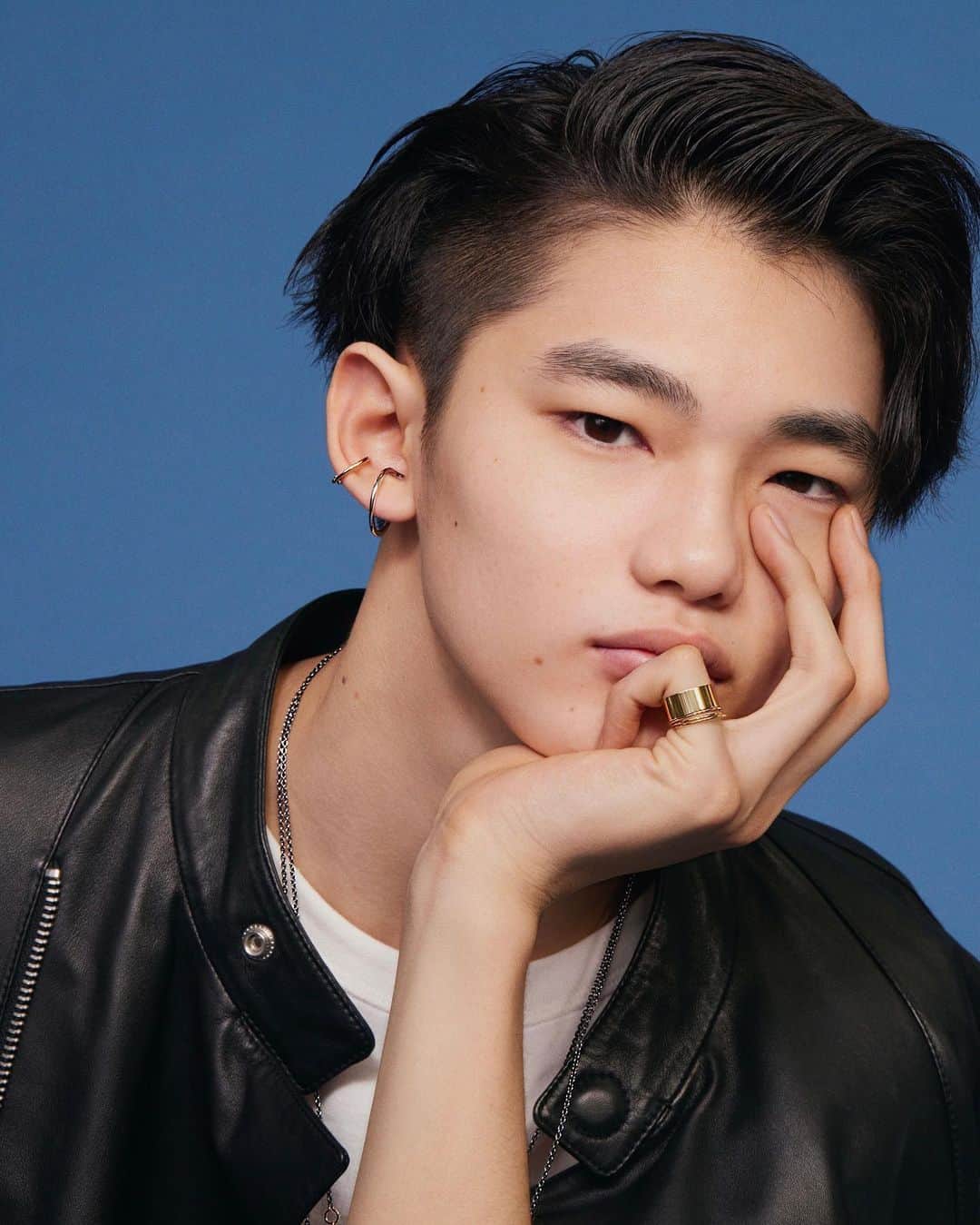 VOGUE GIRL JAPANのインスタグラム：「毎日纏いたい、わたしたちのお守りジュエリー。 vol.12 冨永章胤💎  オンリーワンに輝く、永遠のベーシック✨  @hirotakajewelry　　 MODEL & STYLING @akitsugu.t PHOTO & VIDEO @wakabaphoto VIDEO EDIT @__kaoruu  HAIR & MAKEUP @matsuno71 EDITORS @genarai @chikako.kurazumi」
