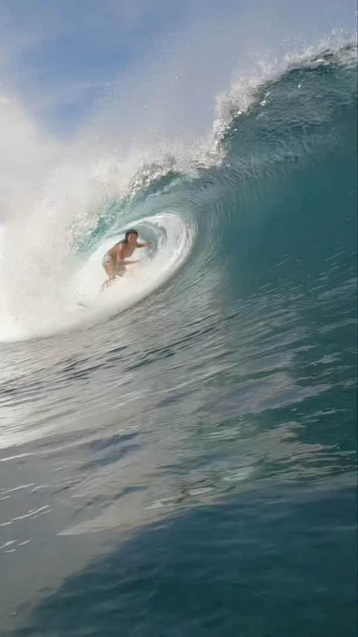 前田マヒナのインスタグラム：「Thank you Uncle Eric and Aunty Jen for the Go pro clip ! @jennifertema1 🤍🤍 Riding @bretboards  #surfer #surfergirl #surf #beach #ocean #barrels #elvispresley #elvis #fyp #reels #reelsinstagram #viral」