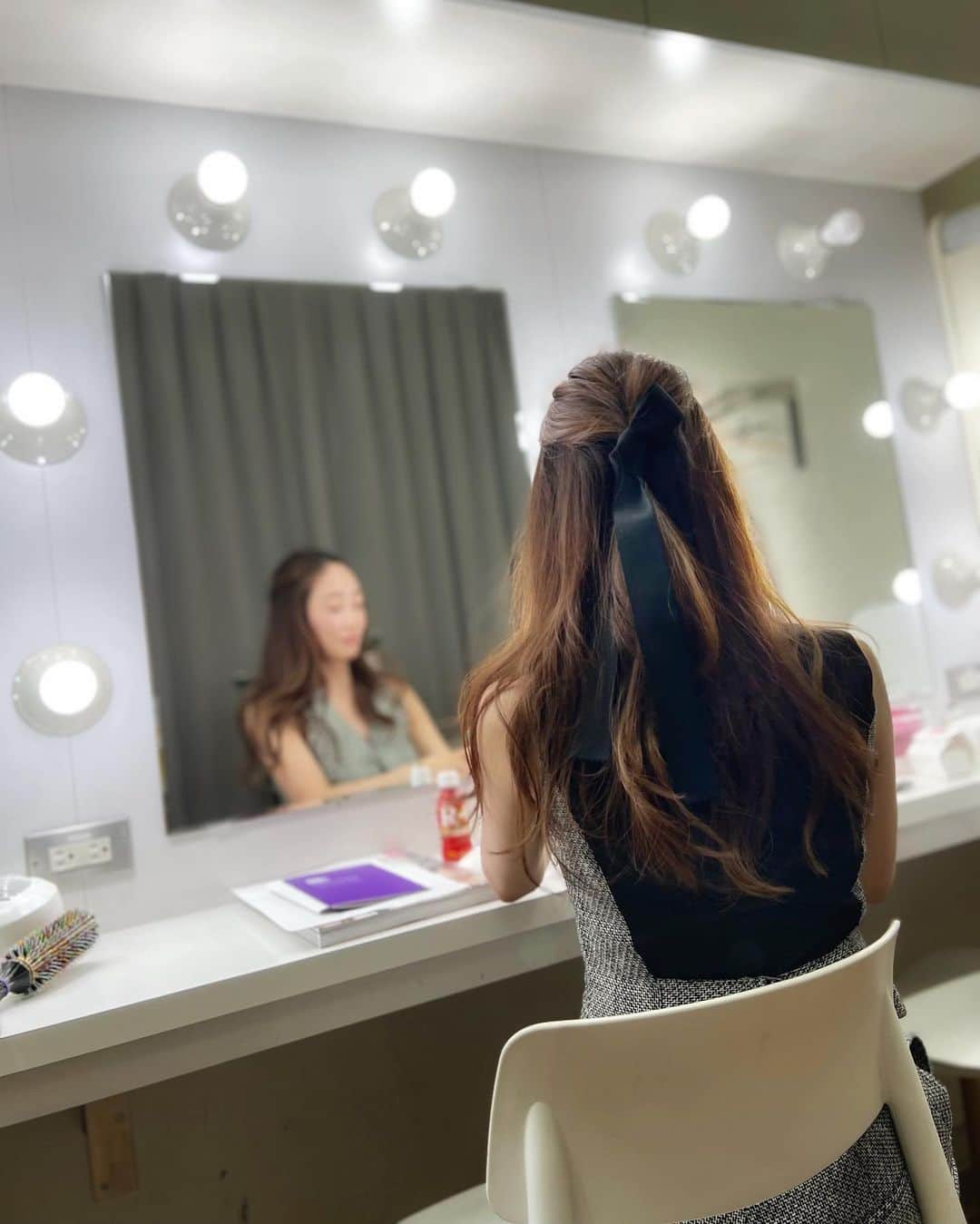 神崎恵のインスタグラム：「・ 最近は、ジャケットやベストにリボンを合わせたい気分です🎀 マニッシュなものや、 ボクシーに着たトレンチやジャケットにもかわいいなぁと、楽しんでいます。 昨日も、大きめに巻きをいれた髪に、太めリボンを合わせました。 ちょっとしたヘアアレンジ。 気分が変わって楽しいです。  #ヘアアレンジ #神恵ヘアアレンジ」