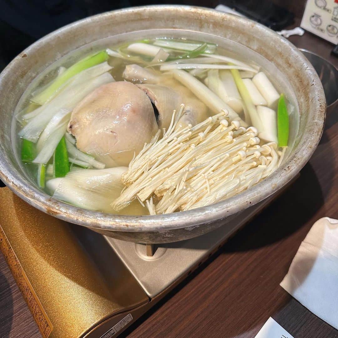 sayocoのインスタグラム：「タッカンマリに取り憑かれた先週末🐓🥔  鍋の具材食べ放題したあと、 カルグクスと雑炊もしれくれて 腹パンすぎたけど美味しすぎた🥹🫶🏻❤️  自分作るつけだれと 鶏肉は勿論、つくねと雑炊が絶品すぎる😇❤️‍🩹  素敵なお店教えてくれた @nan_723_ ちゃんに感謝🙏💖  #タッカンマリ #韓国料理 #野毛とりとん」
