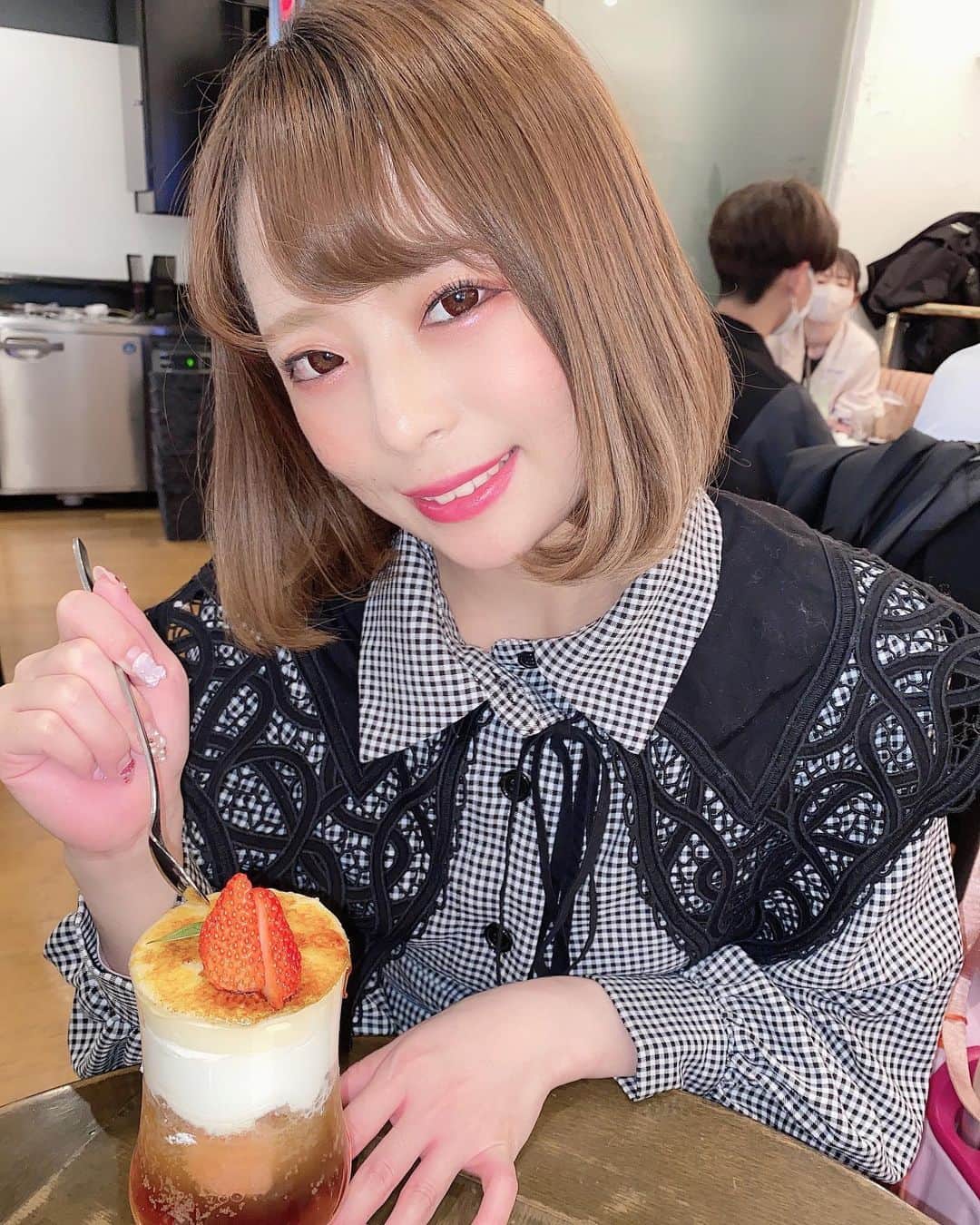 亀田ゆかりのインスタグラム：「. . クリームブリュレ🍦🍦 . . #ショートボブ #大阪カフェ #夜カフェ」