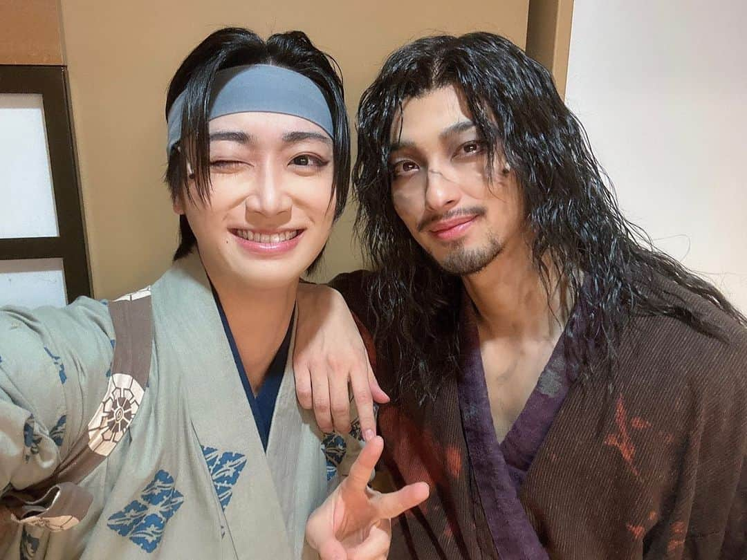 武本悠佑（ゆっけ）さんのインスタグラム写真 - (武本悠佑（ゆっけ）Instagram)「舞台『巌流島』全40公演も終わり昨日は家に着いて死ぬように寝てました😪  だいすきな座長のりゅくんこと横浜流星くんです！ 何があってもどんな逆境でも絶対に妥協せずに喰らいついていく最高にカッコイイ兄貴です。この背中に何度も涙しました。  自分が1番辛い時にみたりゅくんが主演で出演していた映画作品で何度も心打たれて大泣きしながら映画館から帰ったのを思い出しました。 あの時その作品を見ていなかったら自分はここにいなかったしここまで歩めていなかったんです。  改めてりゅくんの背中をみて心が救われました。今はまだまだだけど自分もこんなカッコイイ兄貴みたいになりたいって思いました。  僕は自分が今歩めている道がこの仕事がだいすきです。 応援して下さる皆さんがだいすきです！これから先もっともっと頑張り続けるから手を離さずみんなについてきて欲しいです。  久しぶりに長々と書いてしまいましたがまたみんなに会える日まで😌🫶   #巌流島  #宮本武蔵  #辻風一之進  #横浜流星 くん🫶  #武本悠佑」3月28日 14時27分 - yuckejan_yukke