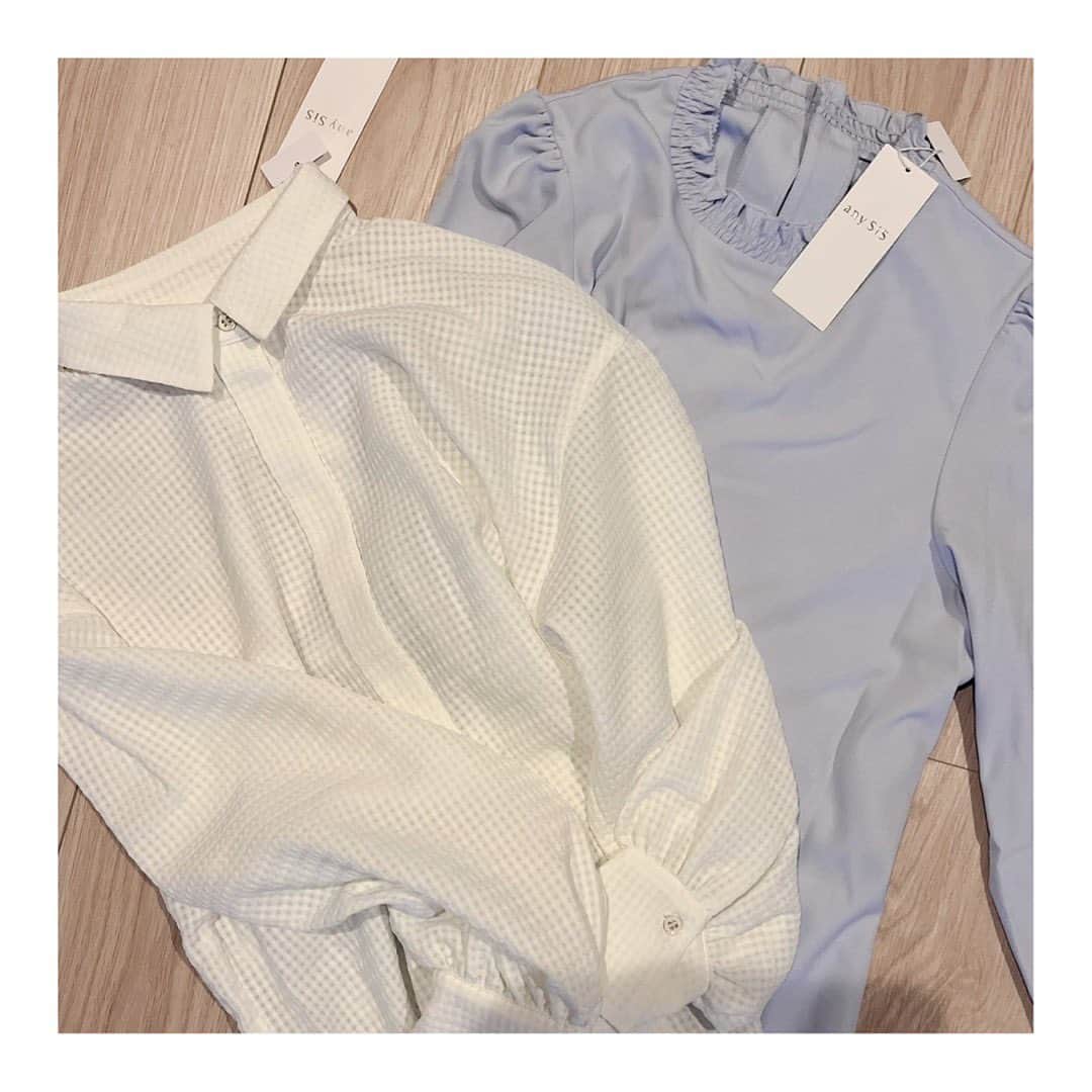 青木裕子のインスタグラム：「ドビーシャツはネイビー、 フリルブラウスは白を持っているのですが、 暖かくなってきて、やっぱり春色も欲しいなあと思い 買ってしまいました🫧  やっぱり可愛い🤍  #洒落見えネイビー服  #yukoaoki_anysis」