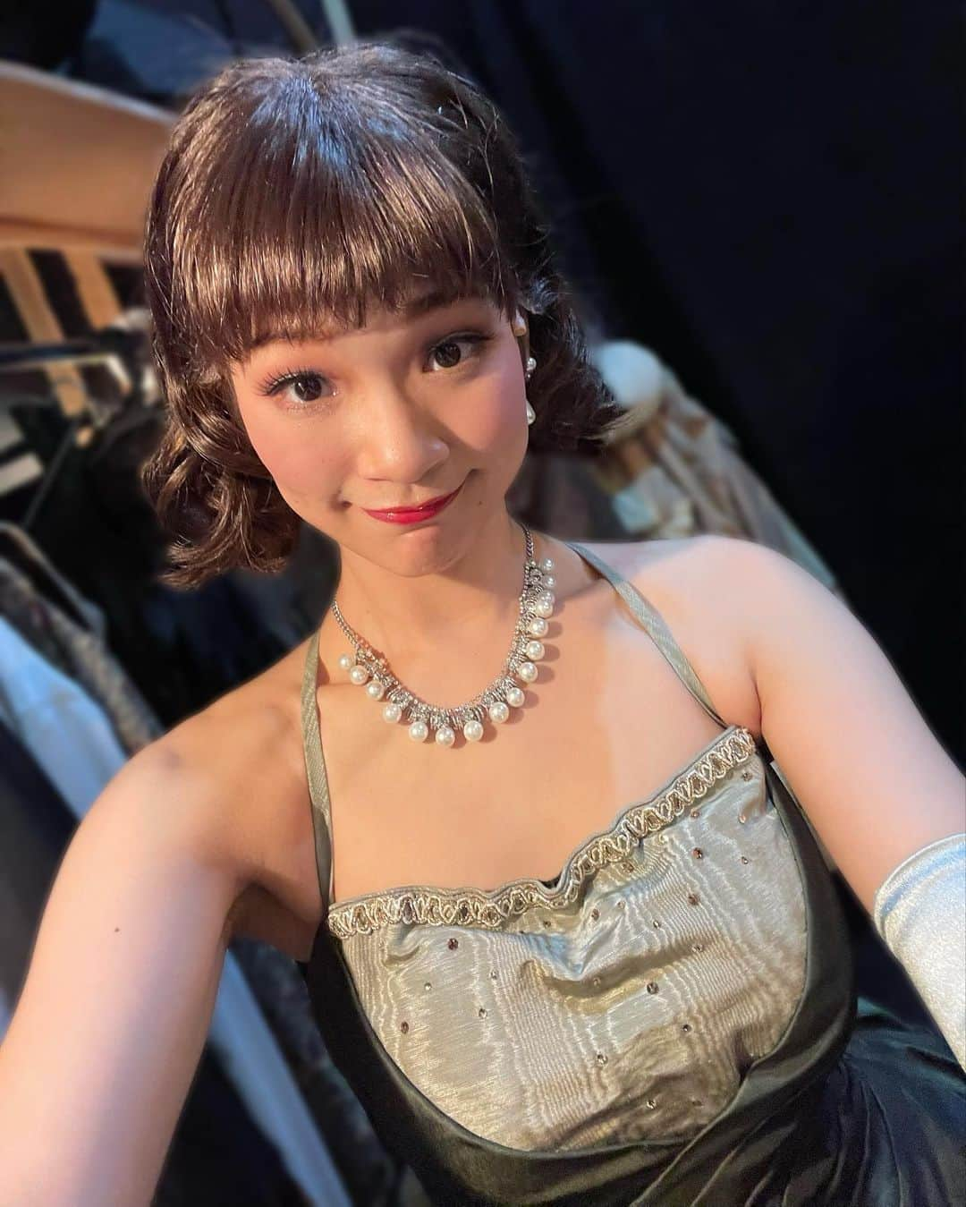 島田彩さんのインスタグラム写真 - (島田彩Instagram)「🥜 Musical SPY×FAMILY  昨日はアーニャ役、増田梨沙ちゃんの東京千穐楽でした。ポジティブオーラ全開で、笑顔がぱっとあかるく、賢い、素晴らしい女優さん。 また兵庫でね👋  本日ソワレのみ。お待ちしております  こちらお城で助けられゴッコのドレス。色とデザインがですね、本当に好みでですね。 こう見えて諜報員なんですけどね。この素敵なドレスで、例外なく（笑）全力短距離走ダンス踊るんですけどね。  本日も劇場でお待ちしております🕵️‍♀️  #ミュージカルspy #スパイファミリー #spyfamily  #帝国劇場」3月28日 14時29分 - madashimadamada