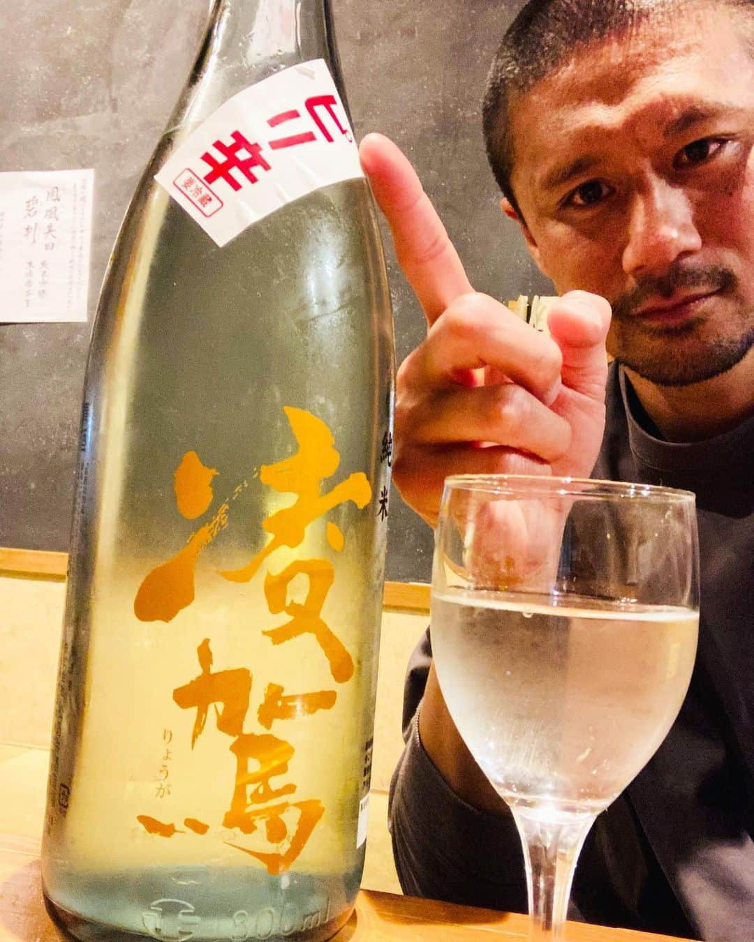 坪井慶介さんのインスタグラム写真 - (坪井慶介Instagram)「茅ヶ崎で、日本酒🍶頂きました！！ 地元の地酒から、いろんな土地のものをたしなむ🌚👍 茅ヶ崎→出雲→福井→新潟十日町 おじさんご満悦です。  自撮りが下手過ぎて、最初の2枚は銘柄がちゃんと入ってない…のです。  #日本酒🍶  #ニホンシュボイ  #乾杯  #カンパイケイスケ  #自撮りおじさん  #ジドリボイ  #熊澤酒造  #天青  #富士酒造  #出雲富士  #黒龍酒造  #黒龍春しぼり  #松乃井酒造  #凌駕  #日本酒旅  #行ったつもり  #ツモリケイスケ」3月28日 14時47分 - keisuke_tsuboi0916