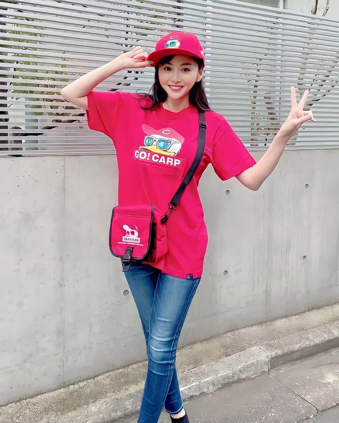 杉原杏璃のインスタグラム：「DUCK DUDEのカープファッションで♫  オープン戦も終わったし  開幕だね♫  ルン♫  お好み焼き食べに行こ〜と⚾️  今年はCSでもカープの試合が観れたら嬉しいな〜🎏  都内にはカープ一色のお好み焼き屋さんがちょこちょこあるの❤️  久しぶりに行こうと思って✨　  DUCK DUDE可愛いよね❤️ お気に入り  気合いが前に出すぎてますがw  #カープ #DUCKDUDE  #プロ野球 #開幕戦 #杉原杏璃 #sugiharaanri #anrisugihara #Japanese#girl #グラビア#グラドル#glamor#gravure#hot#asian」