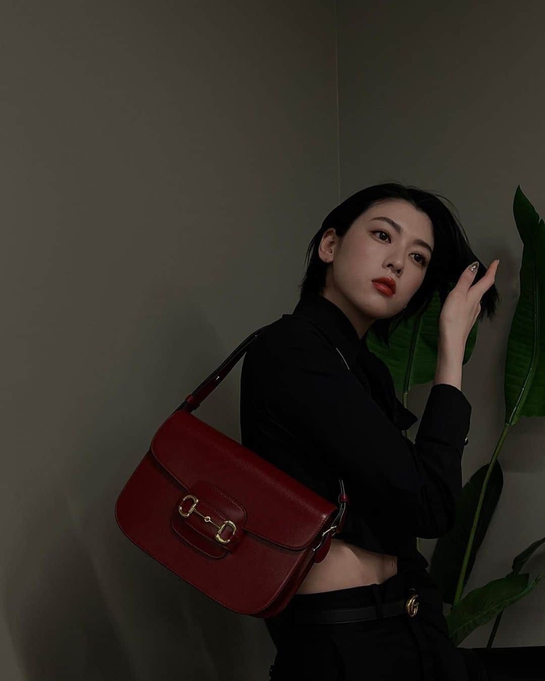 三吉彩花さんのインスタグラム写真 - (三吉彩花Instagram)「-GUCCI-  馬術のエンブレムが特徴的な 私も愛してやまないGUCCIのアイコンバッグ "ホースビット1955"  インスピレーションは GUCCIと縁が深い乗馬の世界… その中でも今回は一度見たら目が離せなくなるような 色気と気品溢れる深めのレッドをチョイス。  68年の歴史を持つホースビット1955は GUCCIの本質的でタイムレスな スピリットを反映している。  @gucci  #GUCCIHORSEBIT1955」3月28日 15時00分 - miyoshi.aa