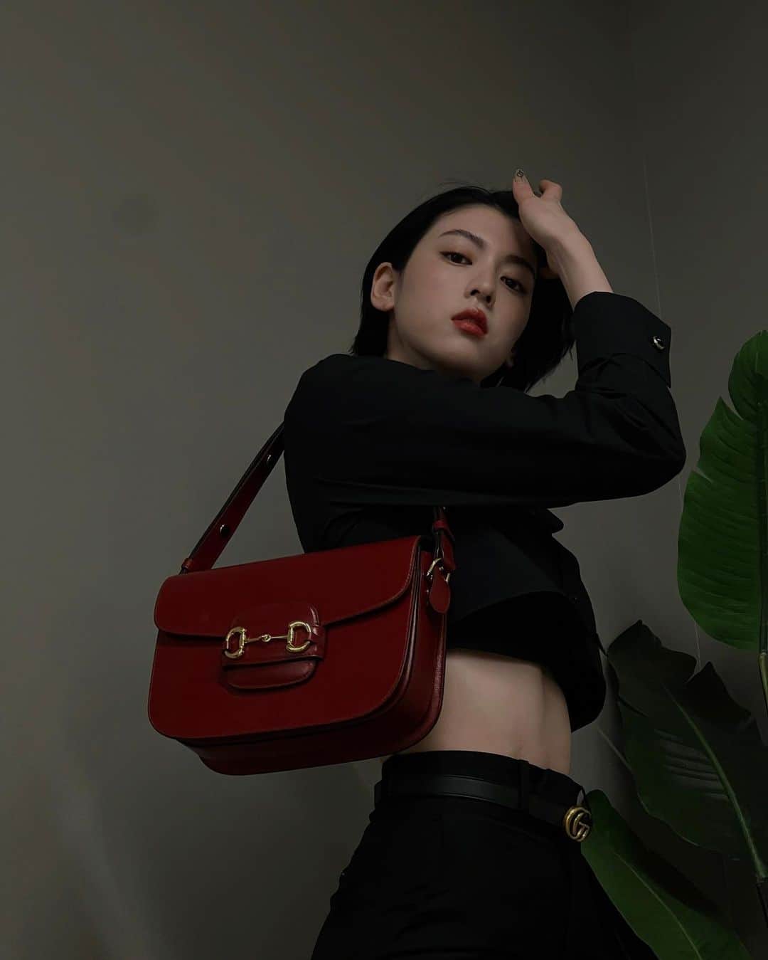 のインスタグラム：「-GUCCI-  馬術のエンブレムが特徴的な 私も愛してやまないGUCCIのアイコンバッグ "ホースビット1955"  インスピレーションは GUCCIと縁が深い乗馬の世界… その中でも今回は一度見たら目が離せなくなるような 色気と気品溢れる深めのレッドをチョイス。  68年の歴史を持つホースビット1955は GUCCIの本質的でタイムレスな スピリットを反映している。  @gucci  #GUCCIHORSEBIT1955」