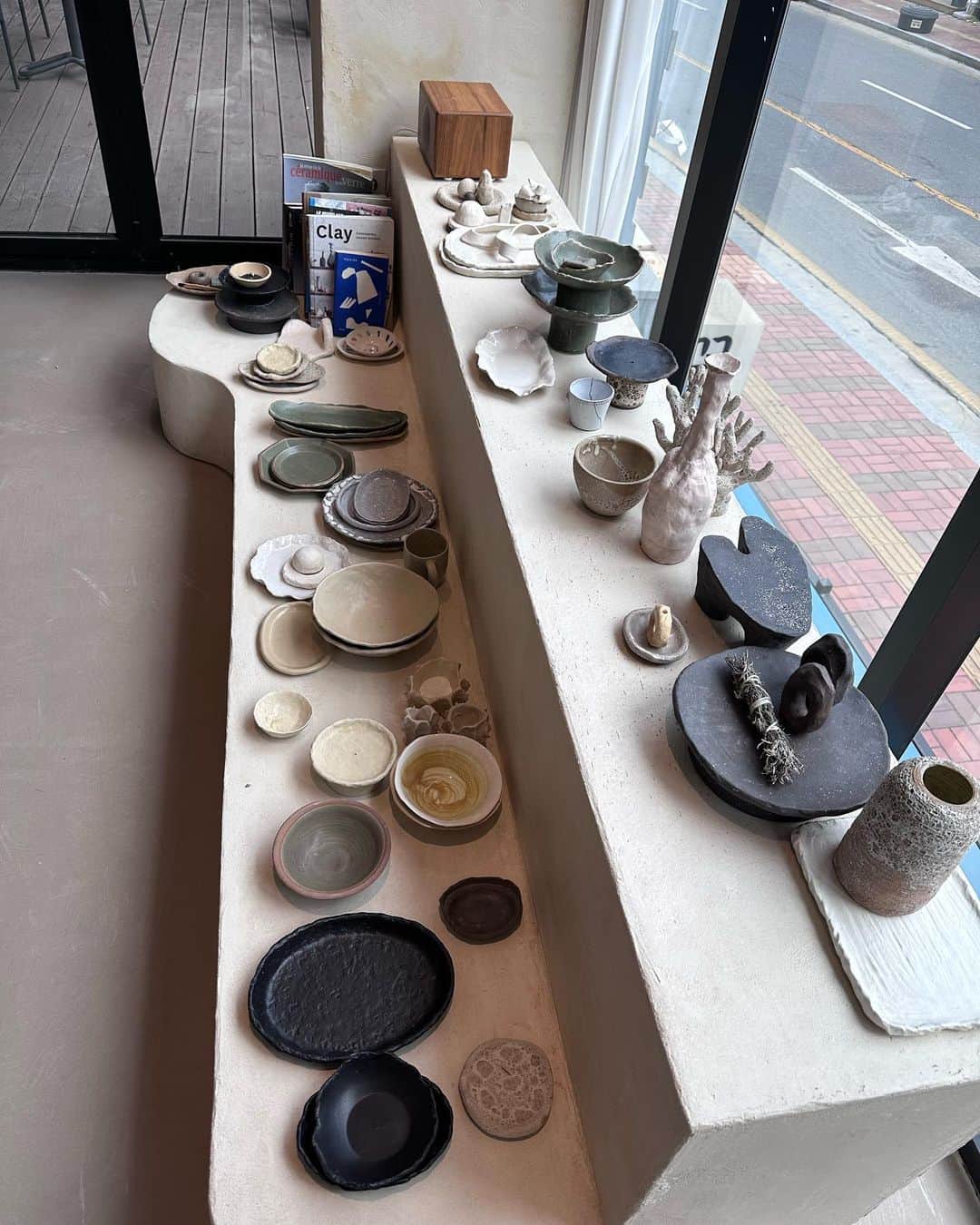 パク・ソルミさんのインスタグラム写真 - (パク・ソルミInstagram)「🌿  내가 만든 그릇에  내가 만든 요리를 담을수 있게 되었다  신나!!  #도예」3月28日 14時55分 - park_solmi