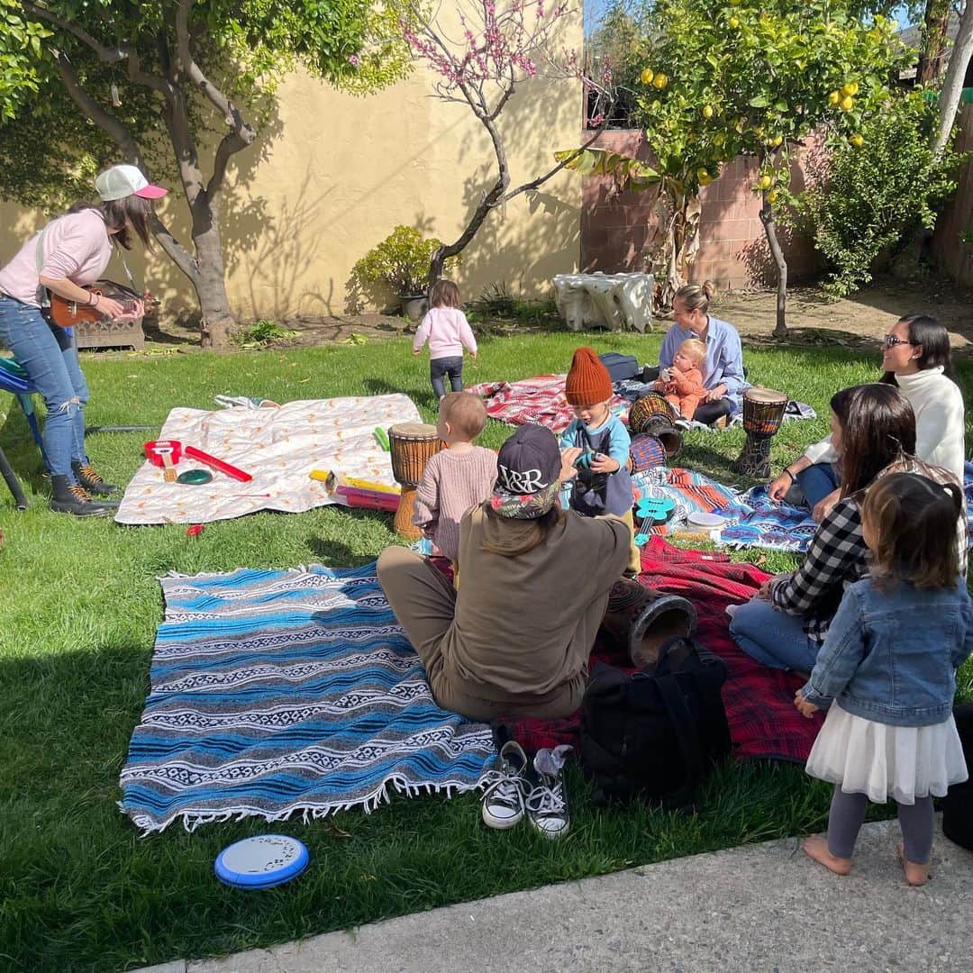 のインスタグラム：「Taught my first baby music class this morning and it was a blast! 🙌🏼 so fun getting to share this with young babes!   初めて赤ちゃんの歌教室を教えました！　日本語と英語の歌をミックス出来て楽しかった。🥰」