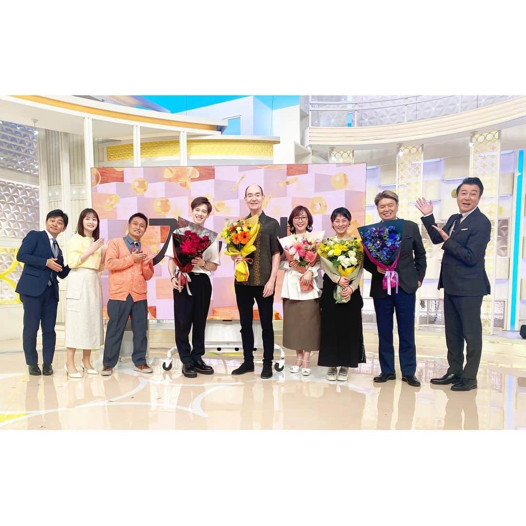 新井麻希のインスタグラム：「* スッキリ！ 火曜日のナレーションを担当して5年半！今日がラストでした！  個人的には、フリーのナレーターとして活動をスタートしてから初めてオーディションで掴んだレギュラー番組でした☺️  声が出なくなってしまったことも一度あったり、何を読んでも噛み倒す日みたいな日もあったり、地獄のような漢字の読み間違いもあったりと、ご迷惑もたくさんかけてしまいましたが、、、スッキリで得る情報もとても多く毎週行くのがとても楽しかったので、終わってしまうのが残念です。  なかなかスタジオの皆さんとお話する機会はなかったので、緊張で最後のご挨拶は支離滅裂でしたが笑笑、ナレキューをふってくれるADちゃん達にはいつも和まされていました🥰  火曜日の朝早起きしない、という生活リズムに来週からなるのが寂しくもありますが、スッキリ魂を忘れずにまた他の現場で活かしていきたいと思います！  （企画もののナレーションはまだあるので、是非最終日まで！）  #スッキリ」