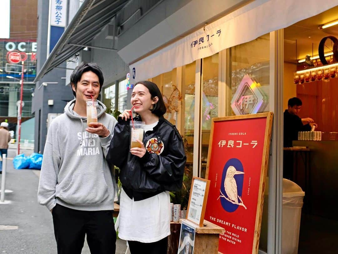 斉藤アリスのインスタグラム：「伊良コーラ @渋谷 夫婦でイヨシコーラのイベント行ってきたよ🥤✨  クラフトコーラ大好きな旦那さん、 前から伊良コーラのファンだったみたいで、 創業者の小林さんと話せて感動してました😚  このたび缶が新発売になり、 ナチュラルローソンほか、 自動販売機などで買えるようになるそうです✌️ 買いやすくなって嬉しいね♪  渋谷のスタンドでは ミルクと割ったミルコーラなるものも！ 今回それは飲んでないけど 次回はぜひトライしたい🫶  #伊良コーラ #iyoshicola #渋谷カフェ #コーラ #クラフトコーラ #craftcola #shibuyacafe #tokyoshibuya #shibuya #夫婦デート #夫婦で #japanesegirl」