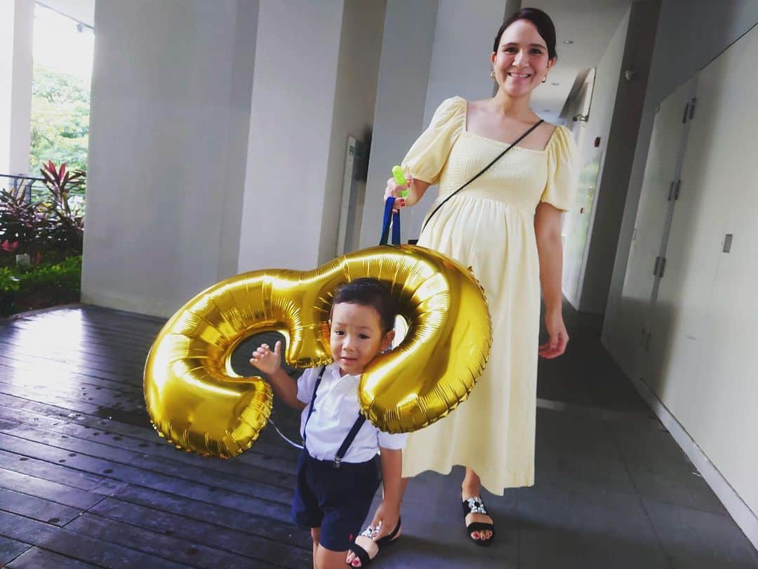 瀬間友里加のインスタグラム：「Birthday party 🥳👦🏻3️⃣❤️ 1人目の時はマタニティウェア買ってたけど、2人目はあるもので👗笑✨ 9ヶ月にもなると着れる洋服が限られてきました🤰笑 このワンピとっても着やすくてお気に入り💛 @klarra  シンガポールブランドも素敵なお洋服あるね💗🇸🇬 子供達がみんなで座ってる写真が癒しでいつも見ちゃう❤️ #singapore #klarra #シンガポール生活 #3yearsold #シンガポール在住」