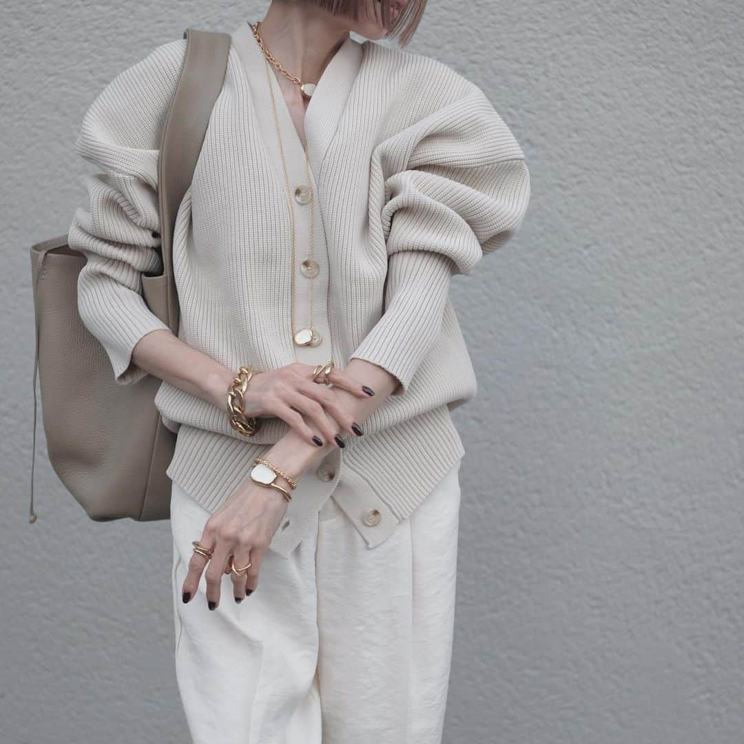 のインスタグラム：「⁡ #ワントーンコーデ ⁡ ⁡ ⁡ cardigan ▷ @urs_official pants ▷ @zara bag ▷ @ysaccs × c accessory ▷ @chieko_official ⁡ #urs_official#urs_styling#zara#zaraコーデ#chiekoplus#ゴールドアクセ#ホワイトコーデ#ベージュコーデ#エクリュ#エクリュコーデ#jマダムのおしゃれ#大人コーデ#大人カジュアル#春コーデ#春服コーデ」