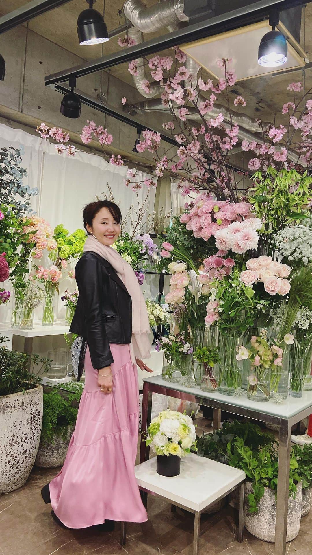 織香のインスタグラム：「お気に入りの桜ピンクのティアードスカート🌸💕  私の大好きなバックサテン❤️ 品のある艶とトロミ感✨ ボリュームあるけど落ちる素材＆ 切替が効いてスッキリと見える‼︎  歩くたびに、裾がひらひら〜♪ 1日中るんるん気分が上がる🥰💕💕  同世代の憧れモデル @maeyuka  エレガントで抜け感もあるマエユカちゃんこだわりが詰まったスカート😍  オールシーズンいける素材👍 洗濯機で洗えるので夏もTシャツに合わせてガンガン履きたいな〜💕  #ピンク #大人が着たいピンク #スカート#アラフィー #pink#spring#flowers」