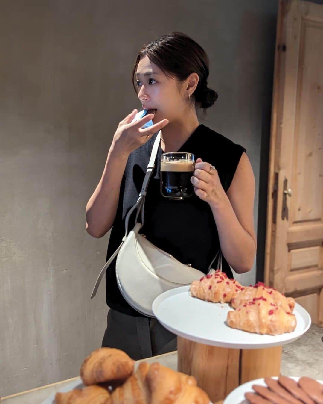 わちみなみのインスタグラム：「@ki45m  きしこさんと モーニングコーヒー☕️  インテリアに馴染む ネスプレッソが可愛い わたしが選ぶなら黄色かな🌼 @nespresso.jp   ピエールエルメのパティスリーたくさんでお菓子好きにはたまらないですね  少し肌寒かったけど 届いたばかりで着たくなっちゃって。  @timelesswomen_official の ベストがいい感じでかわいい🫶  #コーヒー #カフェ好き #コーヒー大好き」