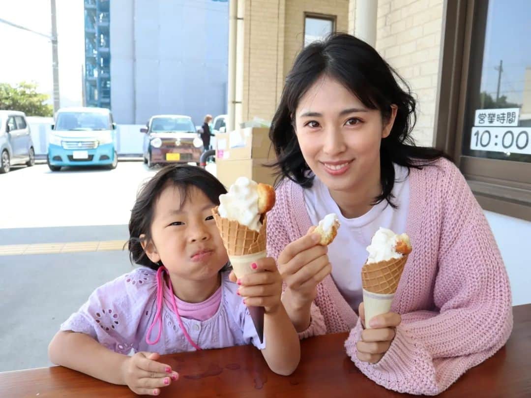 本仮屋リイナのインスタグラム：「念願のソフトクリームを食べた娘の多幸感がたまらなく愛しいので、いっぱい載せちゃいます🥹‪🤍  ⁡ ⁡旅の間も自炊したいので、沖縄に来ると必ず、ここハッピーモアでどっさり食材を買いこみ、締めにサーターアンダギーソフトクリームと、野菜スムージーをいただくのがハッピールーティンです🫶🍦⁡⁡ ⁡ ⁡#沖縄でいっちばん好きな場所は海より山よりリゾートホテルよりハッピーモア市場🫶❤⁡⁡⁡ ⁡#2枚目の娘の躍動感🫰」