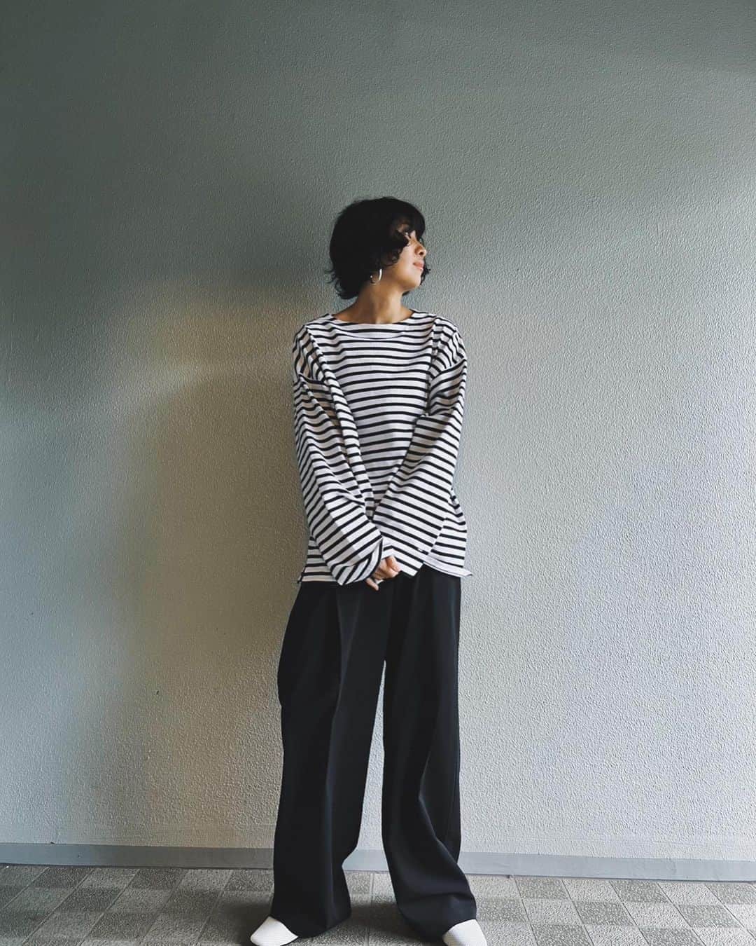 安藤沙耶香のインスタグラム：「2022年 ありがたいことに VERYでトレンド大賞をいただいた wide leg swim pants  編集部の方からご連絡いただき、完全読者アンケートで決まったというお話を聞いて 本当にたくさんの方が @nala_jp のパンツを手に取って下さってお薦めしてくださったんだなと感激した記憶が昨日のことのよう🥺  そんなワイドパンツは 今年は2サイズ展開でお届け♡  去年のものがS 今年は丈を5センチ、ウエストもヒップも少しずつサイズUPしたMサイズもお作りしました  わかりやすく同じトップスで 一枚目がM 二枚目がSです🫡  わたしの今年の気分はMサイズ ズルッと引きずって着る予定  他のコーデも全部Mで組んでおりますので参考になれば嬉しいです🖤  #nala #nala_jp #swimwear #swimpants」