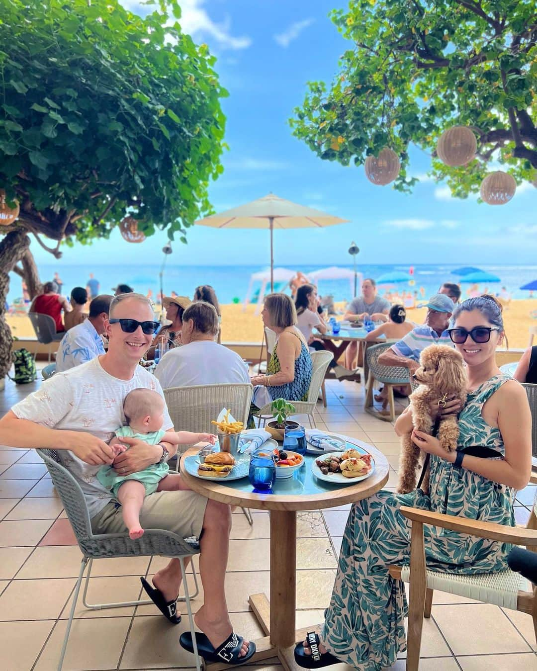 宮崎沙矢加のインスタグラム：「Sunday brunch in  Hau Tree Lanai🌴🕊I have been coming to this restaurant for over ten years,I love this place so much🌺💕 . . . ここのレストラン10年以上来てるけどこの景色🏖みながら食べるエッグベネディクトはやっぱり世界一~🍳💕パンケーキ🥞も美味しいょ♡ ハワイに住んでるといつでも行けるからまぁいっかぁ~ってな場所が沢山ある😂 こっちに引っ越してから初だった。カリフォルニアに引っ越したらなかなかハワイにはもう来ないだろうから色々もっと巡っておかないと🥹🫰🏽#hawaiicafe #hawaiirestaurants #waikikibeach #hautreelanai #hawaiilife #doglife」