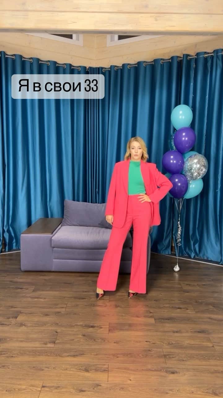エカテリーナ・ボブロワのインスタグラム：「Здравствуйте, мои 33!🥳⁣⁣  ⁣⁣  По-особенному я сегодня встречаю этот день 🤗  И как бы странно это не звучало, хочу оставить самой себе пожелания, чтобы потом, год (а может и больше времени) спустя, перечитать и узнать, сбылось ли? 😏⁣⁣  ⁣⁣  Желаю себе оставаться такой же жизнерадостной, иногда безбашенной, с невероятной энергией и никому не давать прикасаться к моему шилу в ж*пе! Ничего не бояться и продолжать пробовать что-то новое, несмотря ни на что! Обязательно дальше развивать то, к чему уже пришла и находить то, к чему я ещё могу стремиться! Быть смелой и сильной, трогательной и нежной, любящей и любимой!⁣⁣  ⁣⁣  Ну, и самое важное для меня: хочу, чтобы все мои родные и близкие люди всегда были здоровы и счастливы 🙏 ⁣⁣  ⁣⁣  Аминь 😅」