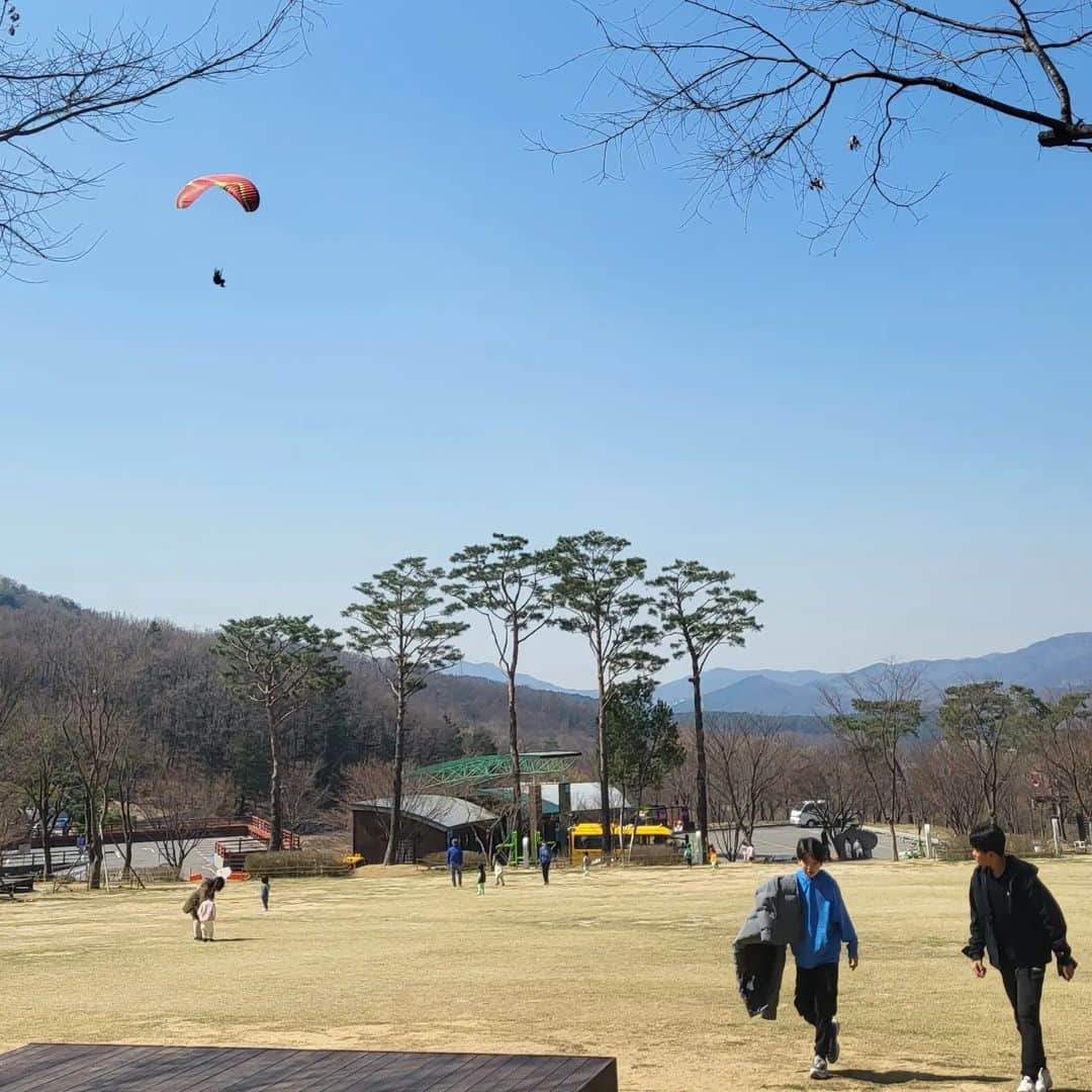 キム・ユンギョンさんのインスタグラム写真 - (キム・ユンギョンInstagram)「#소풍 엄마들과의 엠티가  훗날 어른이 되어도 깊은 추억으로 남길바라며..✨️  #사춘기 아들녀석들 데리고 #1박2일 여행은 참으로 무던했다~♡  그저~잘먹고 잘놀아주는 너희들을 늘 응원하고 지지해!!! 유치할 정도로 순수한 너희가 넘 귀엽구ㅋ 밤을 새며 열중한 #마피아게임 은 엄마들이 더 즐거웠단다🎵  몸도 맘도 건강하고  #공부 도 열심히 하는 너희들이 진심으로 고마워💯 . . #모자들의여행 #용인자연휴양림 #우리들의소풍 #일사천리 엄마들👍 #짚라인 #산속놀이 #통나무집 #김윤경라이프」3月28日 15時58分 - _yun_kyung__