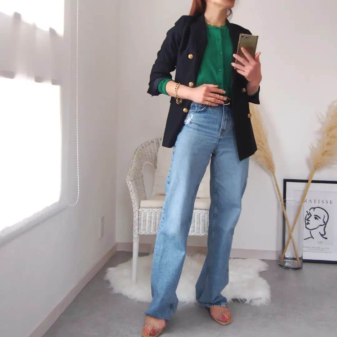 nori0620のインスタグラム：「#UVカットクルーネックカーディガン  @uniqlo_jp   着回し ♪  前回はグリーン × ベージュ、ブラウンの組み合わせで 柔らかいカラーにポイントグリーンとして🍀  今回はネイビー×グリーンで キリッとし雰囲気にしてみました  #ジャケット  @journalstandard #カーディガン @uniqlo #デニム @zara #サンダル @letalon_jp  #instafashion#fashion#code#outfit#ファッション#コーデ#uniqlo#ユニクロ#ユニクロコーデ#uniqlo2023ss#UVカットジャージークルーネックカーディガン#ジャケット#journalstandard#デニム#zara#ママファッション#ママコーデ#ママコーデ#mamafashion#プチプラコーデ#春コーデ🍃🍀🌿🍏🍈」
